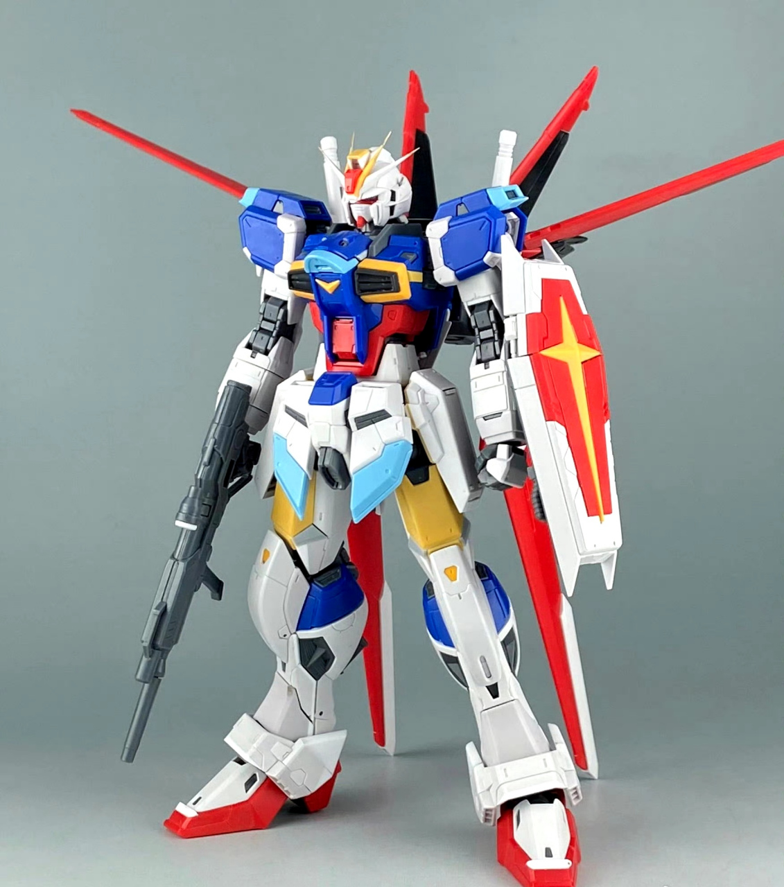 模型欣赏:模型师朱凰制作的rg命运脉冲高达,该机出自机动战士高达seed