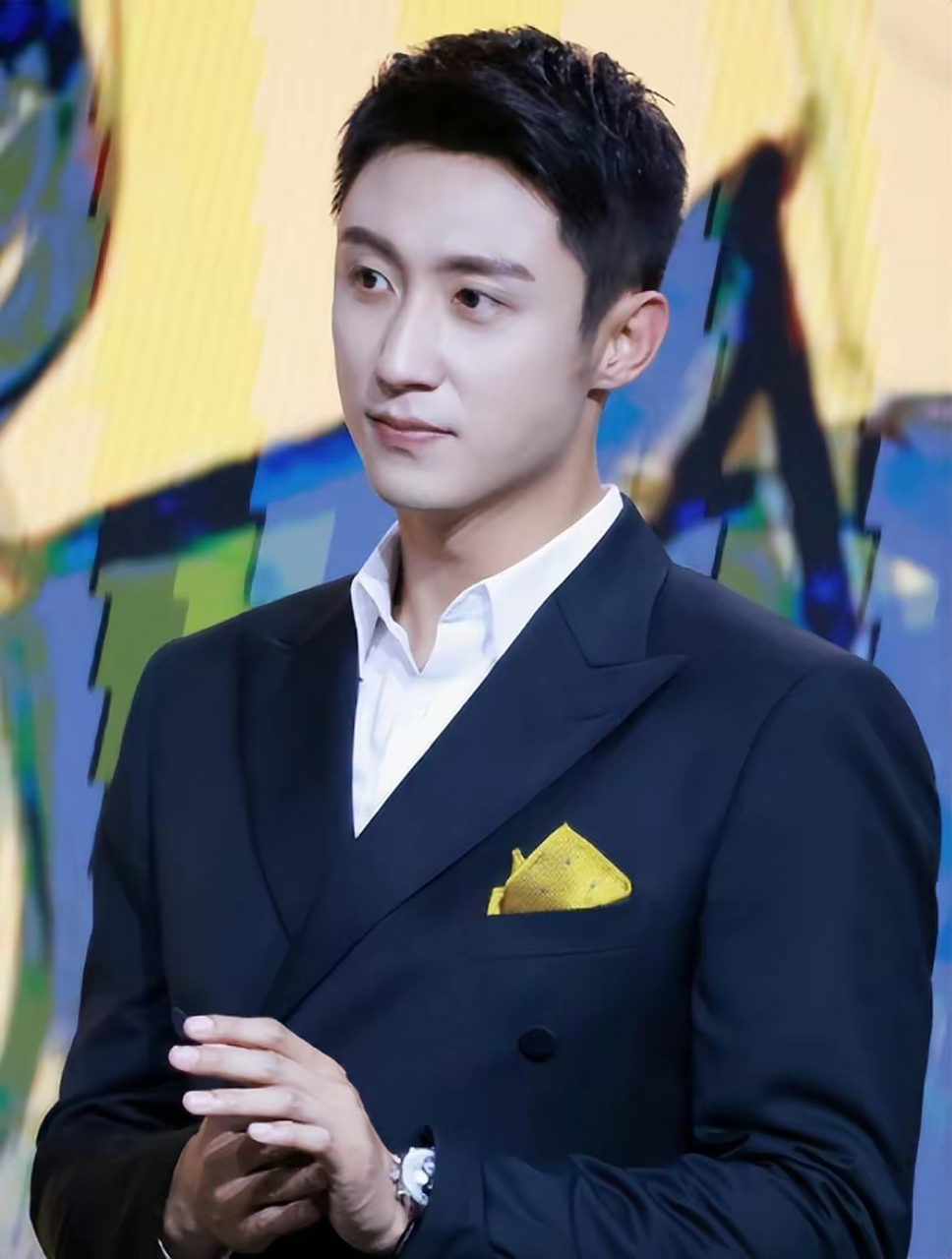 黄景瑜92后 模特出身的他,以其俊朗的外貌和阳光的笑容赢得了众多粉丝