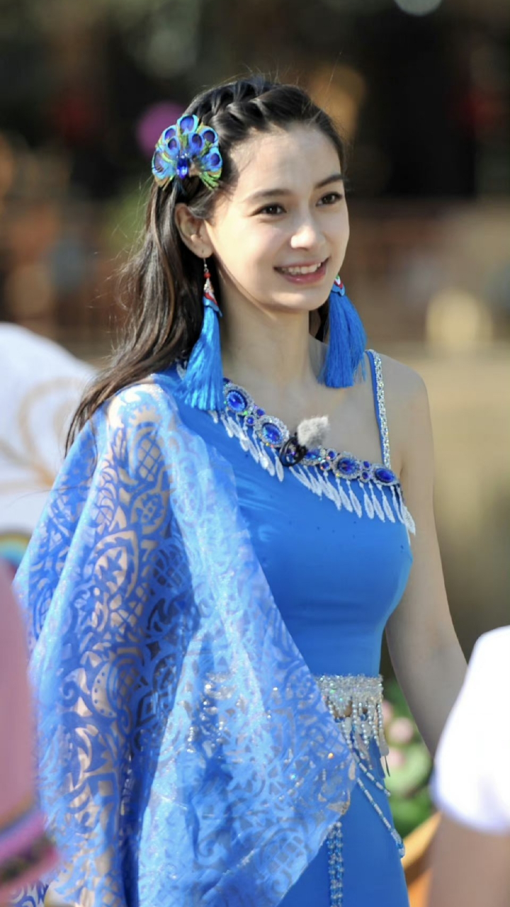 美翻了!杨颖奔跑吧生图化身傣族少女,修身包臀裙尽显婀娜魅力.