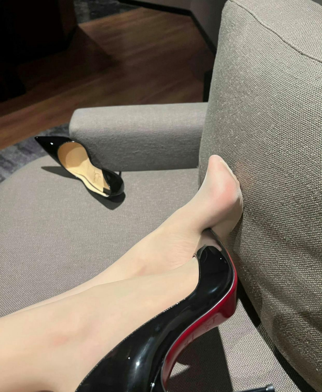 终于要下班了,穿了一天的高跟鞋,脚都疼死了,哪里有按摩的吗?