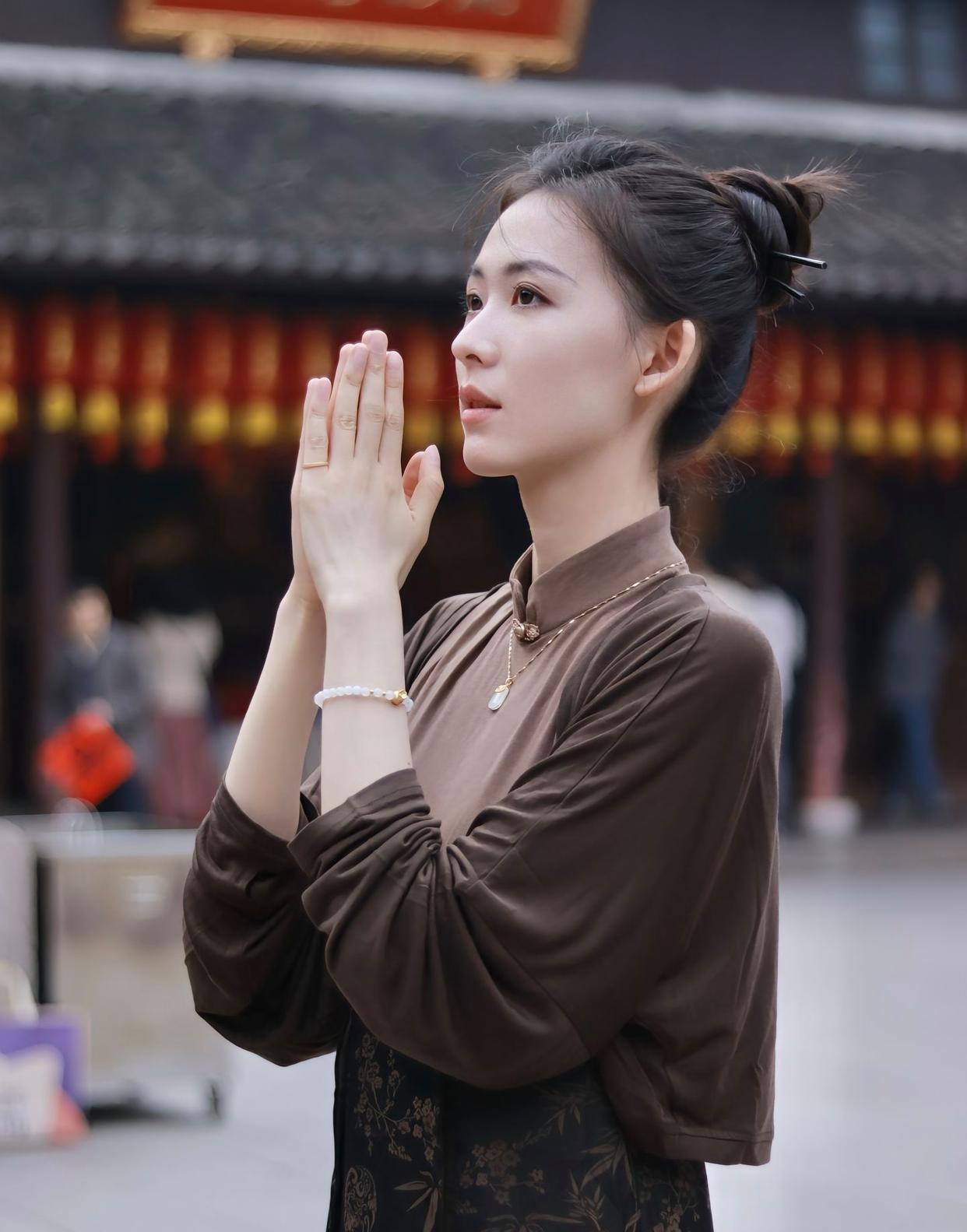 希望今年能结束单身的日子,同时也希望父母长命百岁,保佑#烧香拜佛