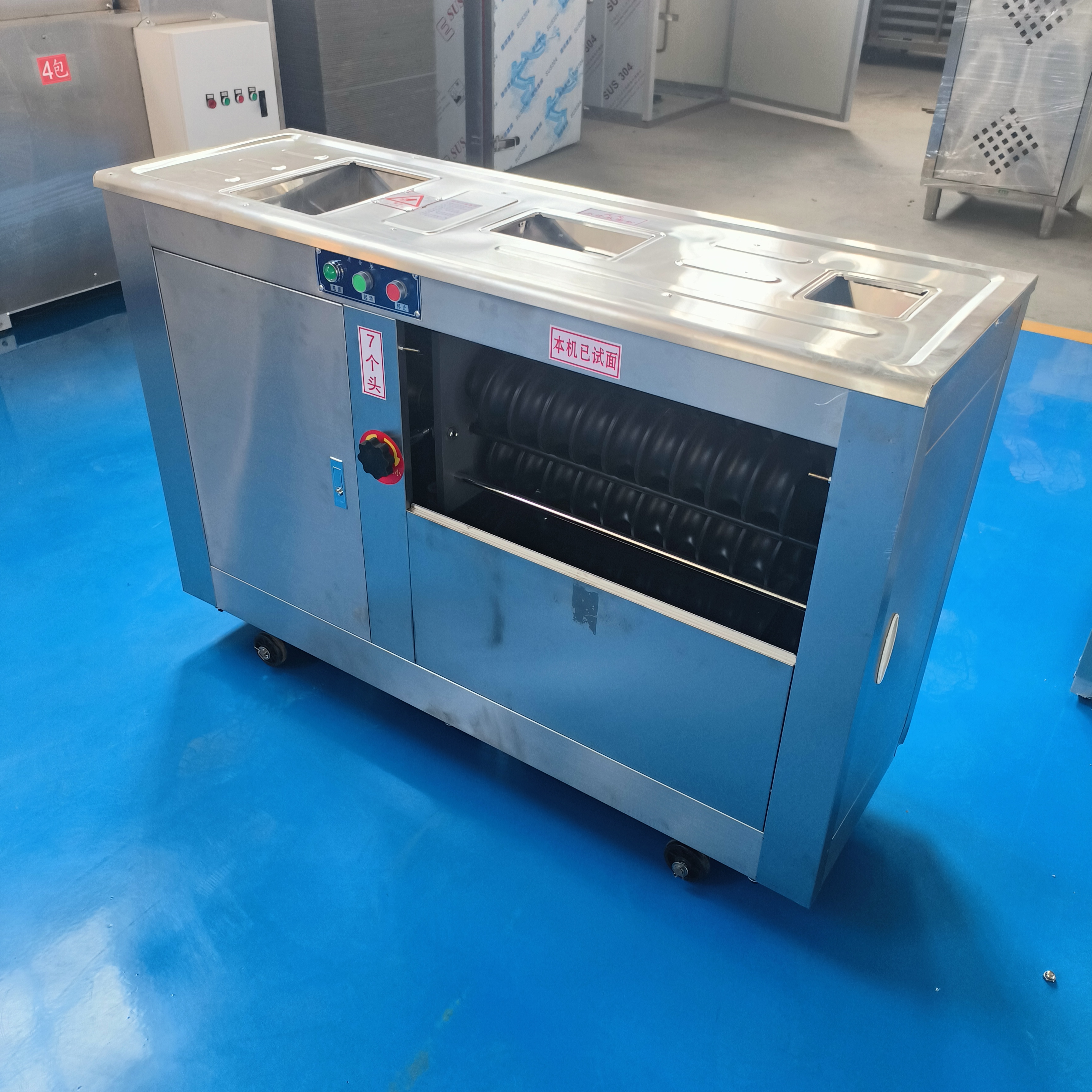 圆馒头机,一个小时加工3600个馒头,是馒头加工的好帮手.#圆馒头机