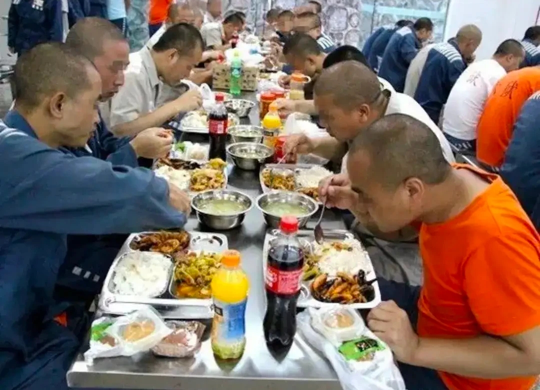 [赞] 监狱里有个偏远山区的人服刑,由于家里穷