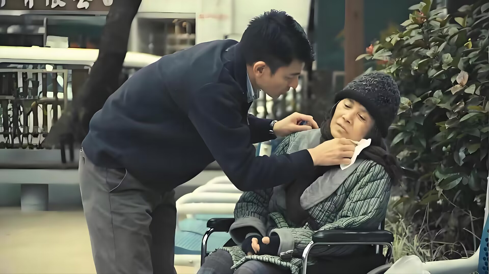 保姆突发"中风",刘德华悉心照顾,才看懂分寸感的重要性