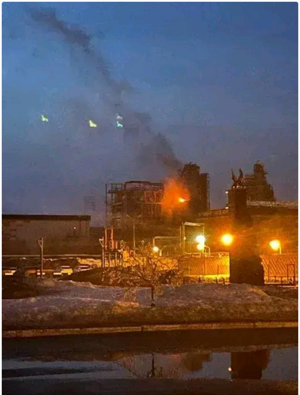 【中东火药桶再引爆】在深夜的宁静中,伊朗革命卫队发起了对以色列