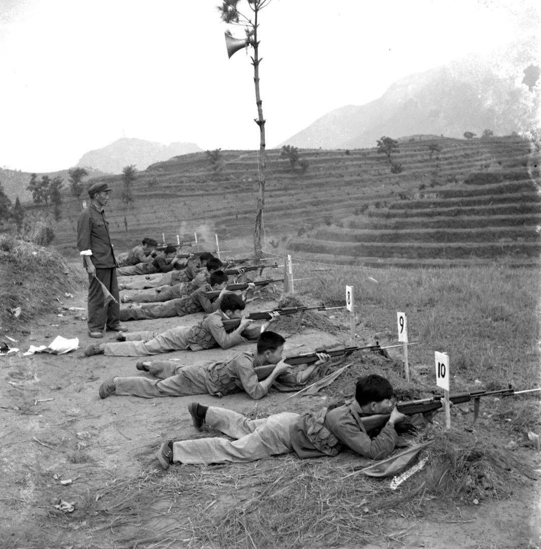 1976年那会我刚读初一,开学.@凯撒历史屋的动态