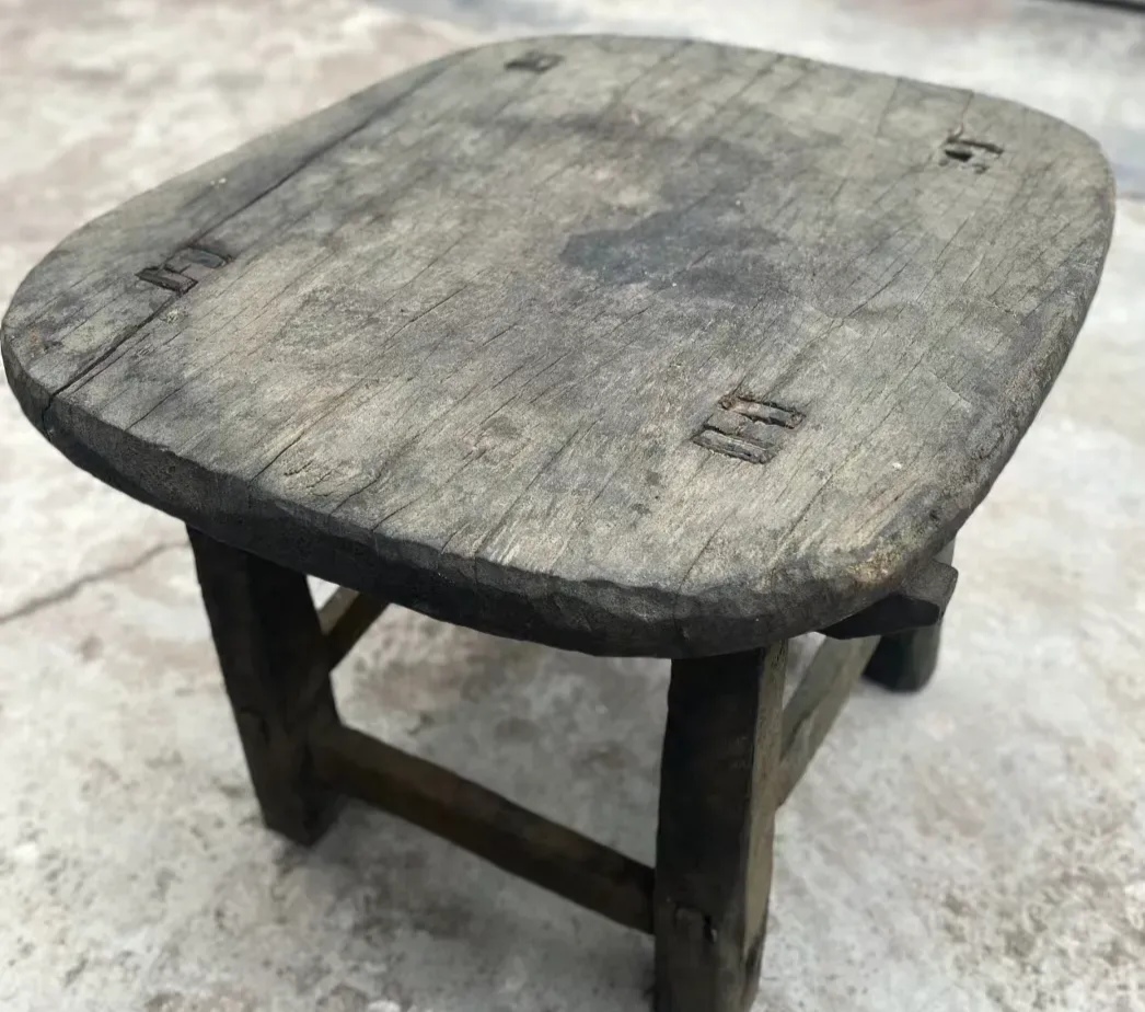 老弟一看桌子:爸,你还是直接给钱吧.