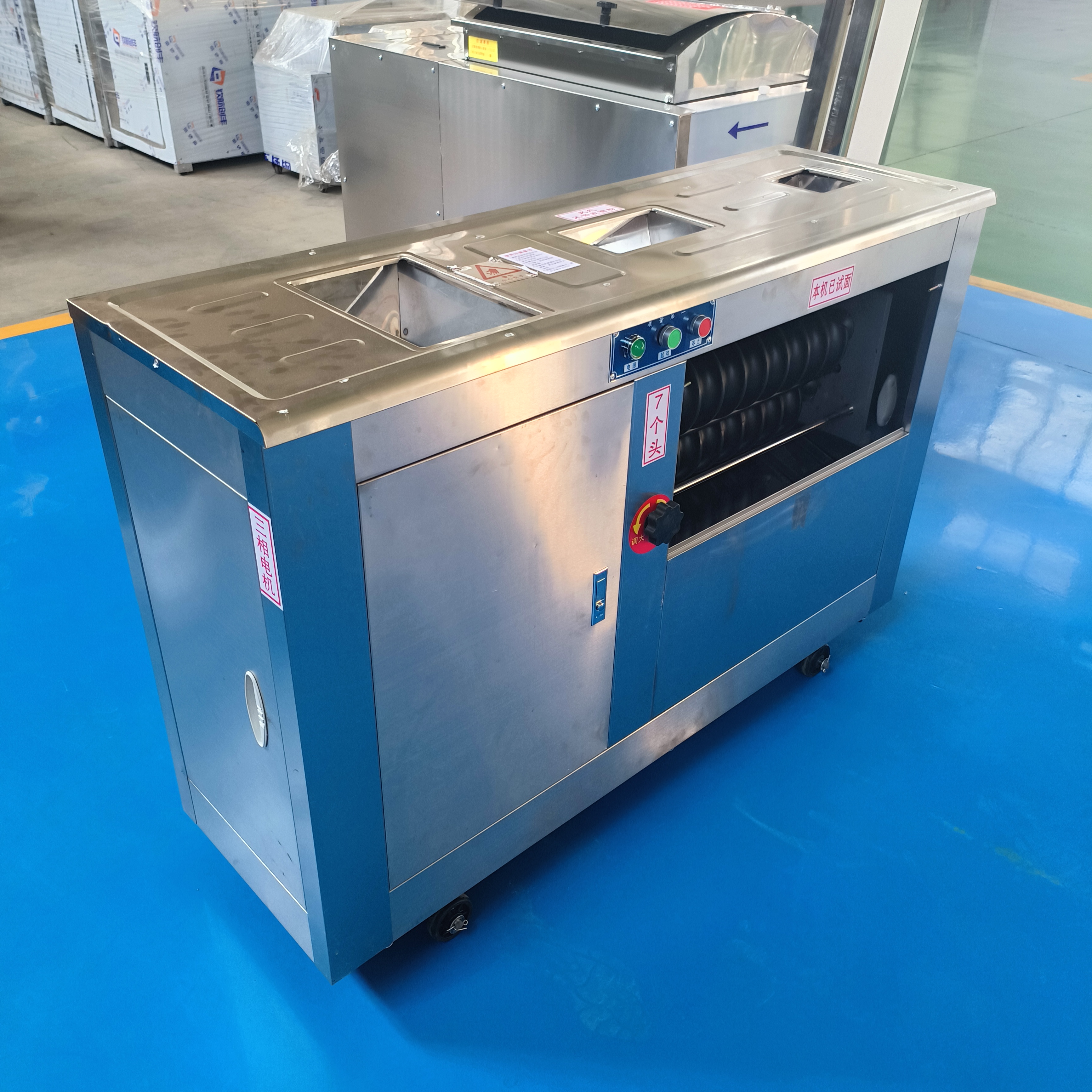 圆馒头机,一个小时加工3600个馒头,是馒头加工的好帮手.#圆馒头机