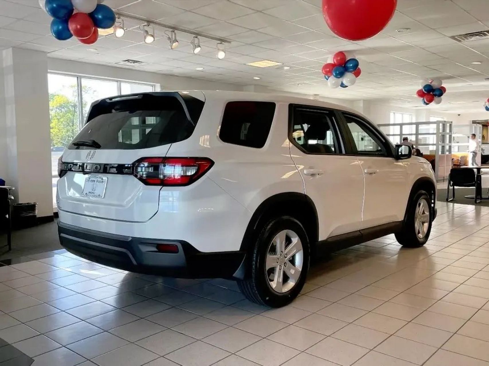 本田pilot是本田公司新推出的大型7座suv,外观硬朗,内饰科技感十足