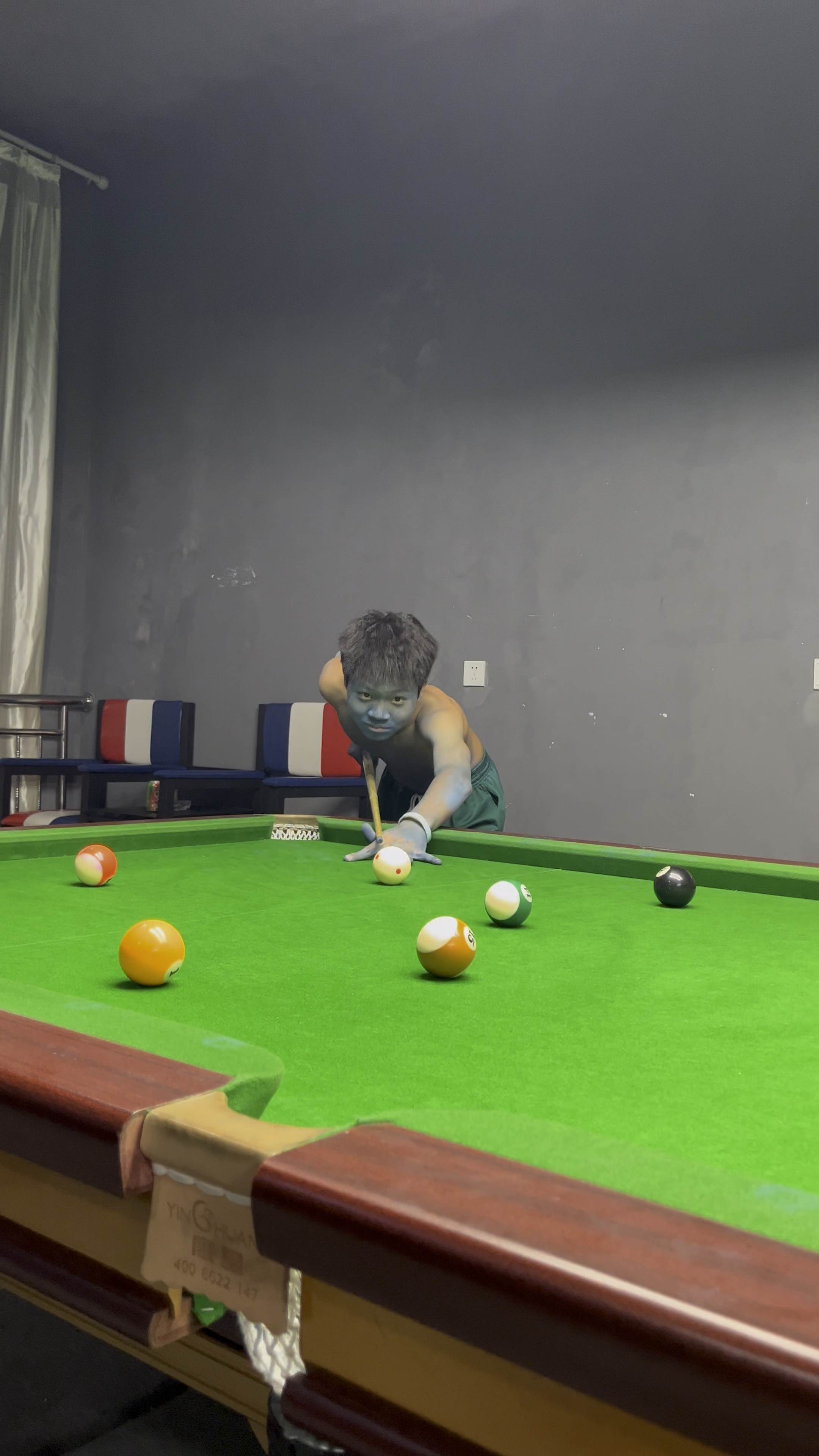 来打台球喽,涂一身巧克那种哦
