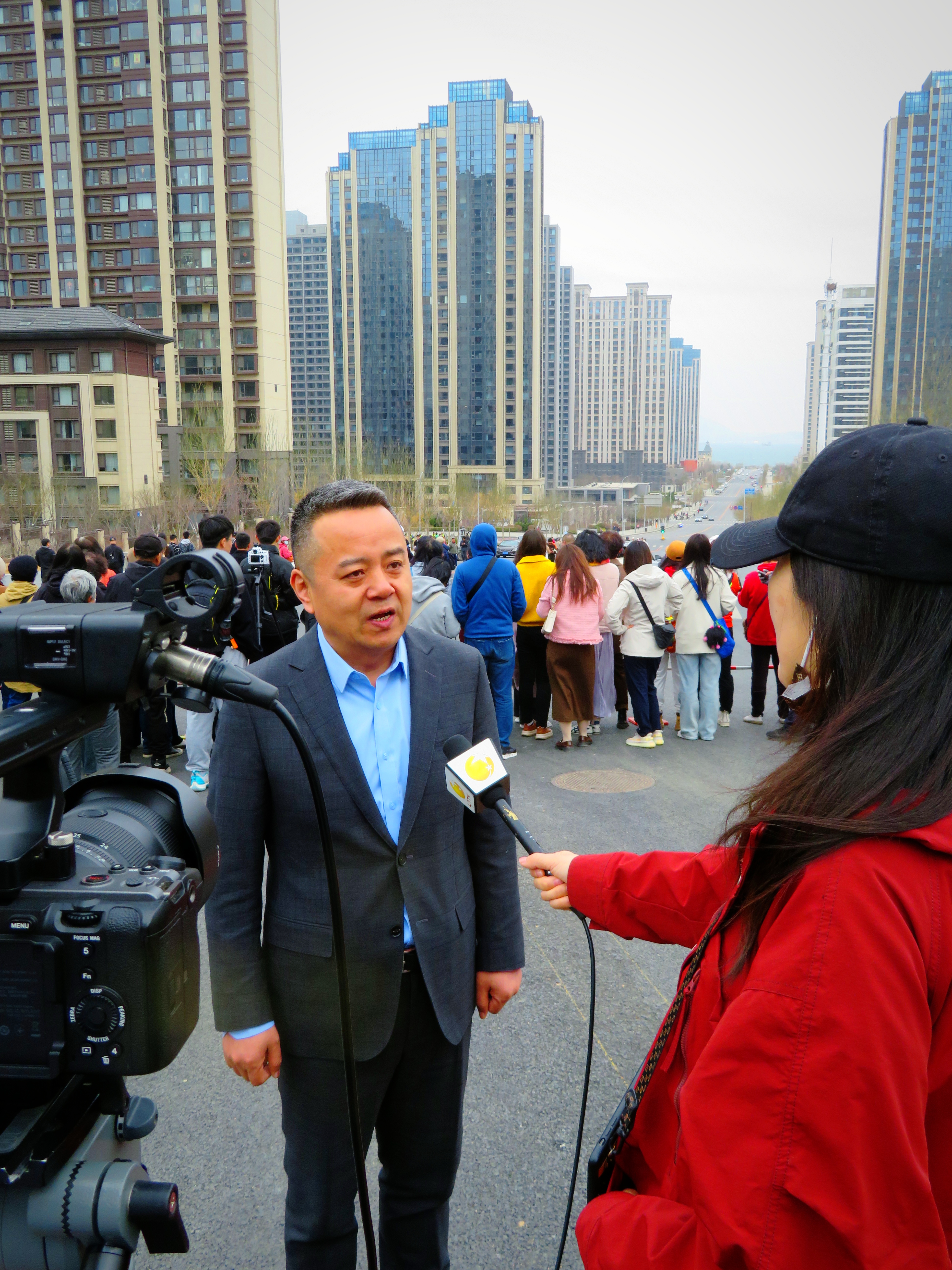 大连"港东五街"的火爆程度超乎想象,吸引了众多媒体记者前来采访报道