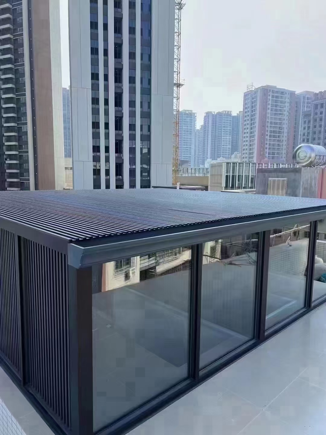 铝合金雨棚,遮阳棚和隔热铝瓦是三种常见的建筑材料