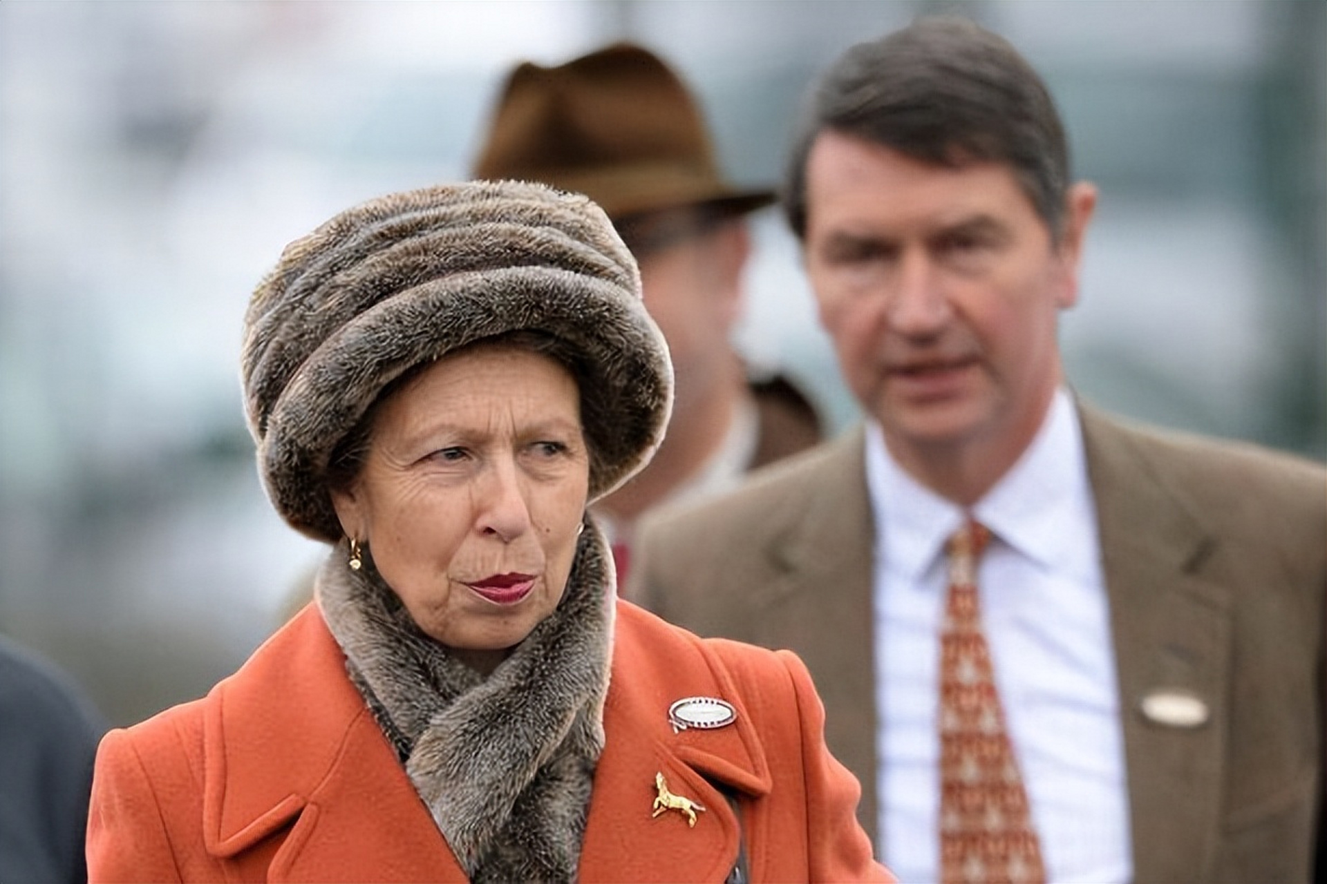 安妮公主与丈夫蒂莫西劳伦斯爵士,有时候给人的感觉像是跟他不太熟.