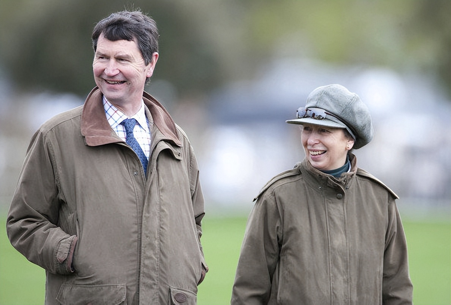 安妮公主与丈夫蒂莫西劳伦斯爵士,有时候给人的感觉像是跟他不太熟.