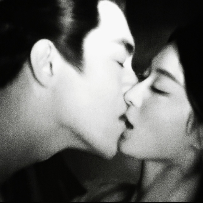 在《与凤行》圆房的剧情出来后,有网友扒出来林更新吻赵丽颖时居然没