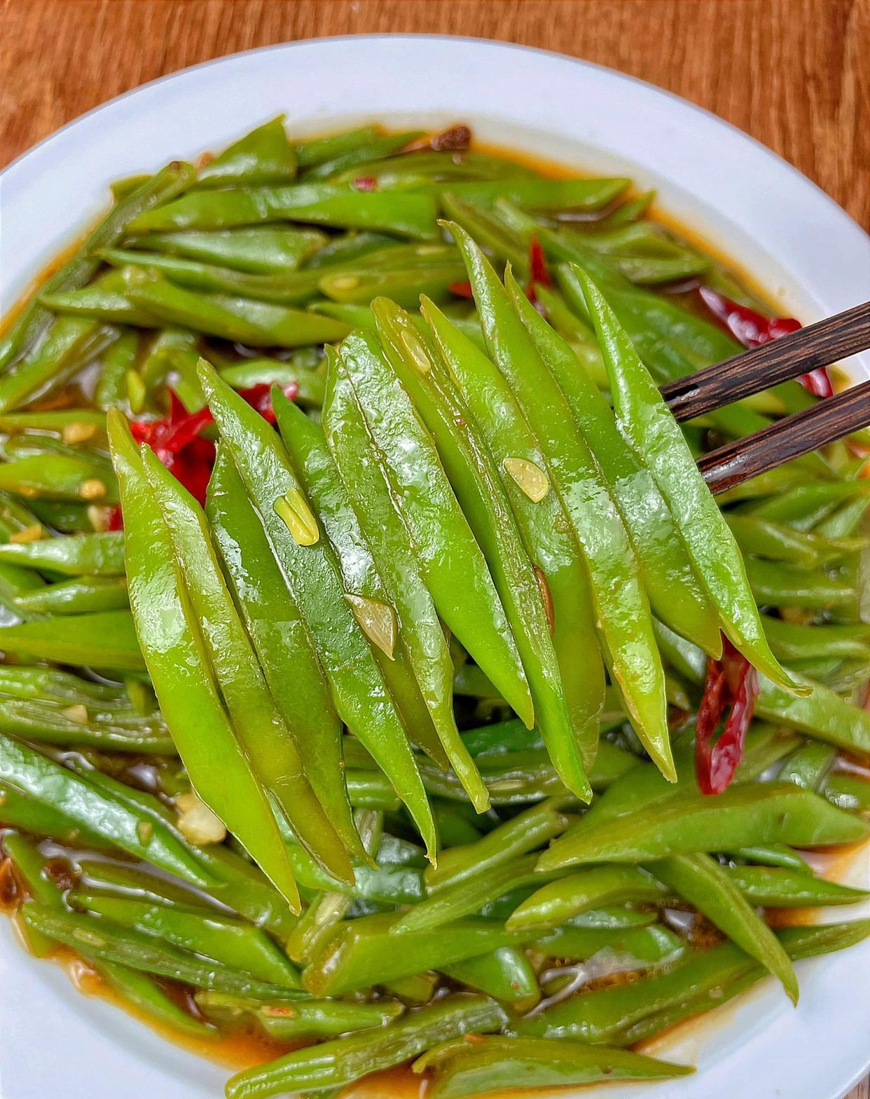 酱爆豆角丝 芸豆角,蒜 做法: 1芸豆角切丝,水开焯5分钟捞出,油热爆