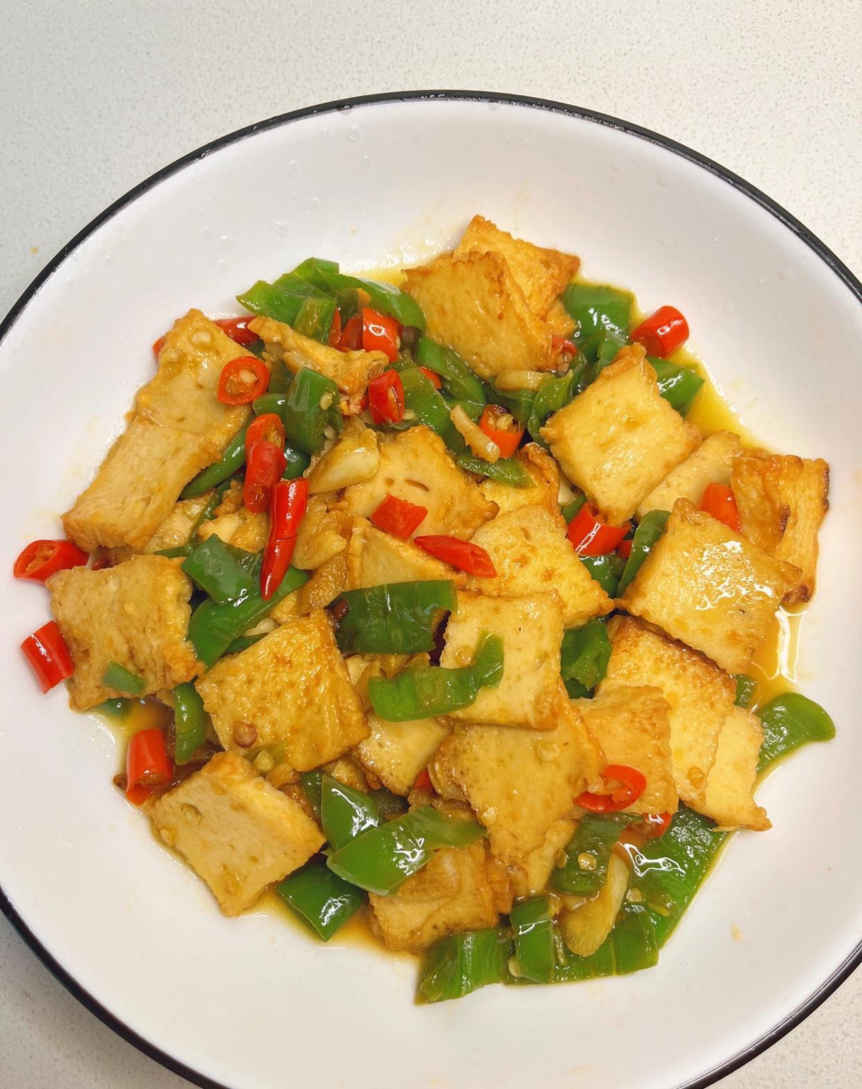没想到鱼豆腐这么做比下火锅好吃多了 食材 鱼豆腐辣椒,小米辣,大蒜