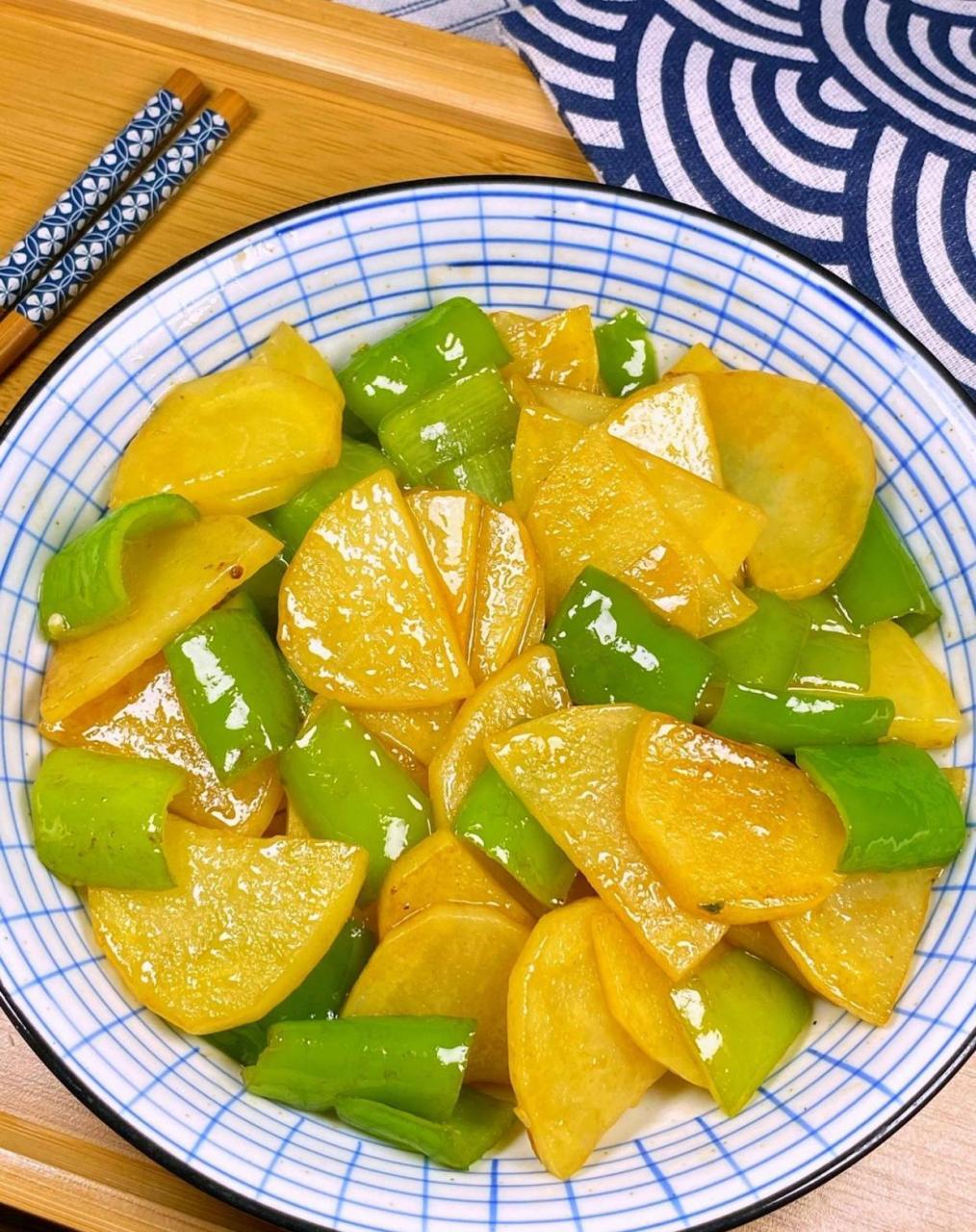 比肉还香的青椒炒土豆片75懒人快手菜75 青椒炒土豆简单又好吃