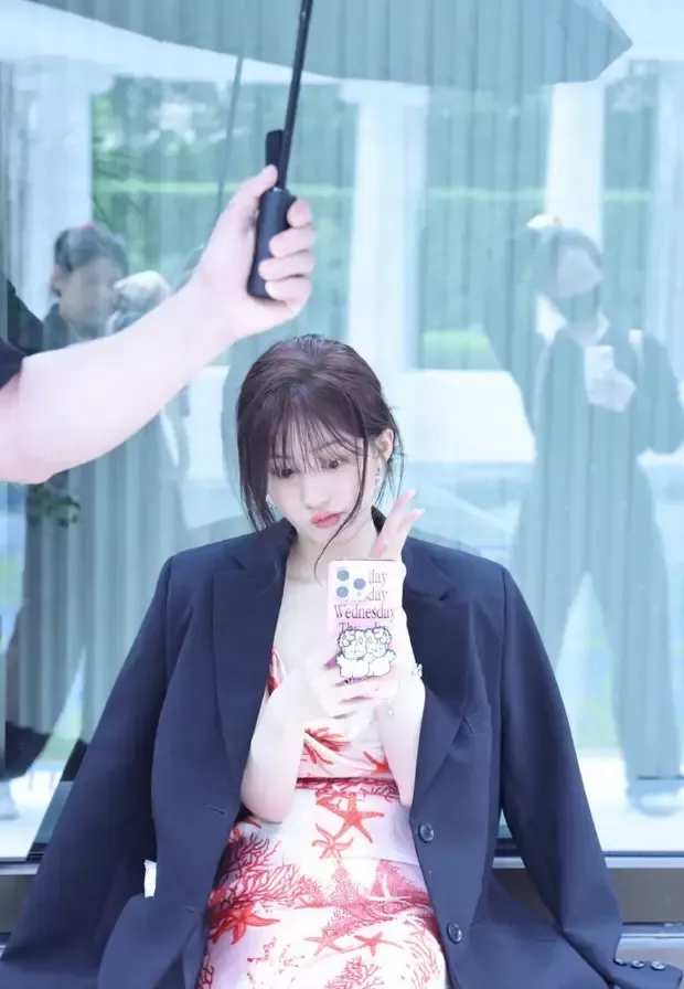 一组赵露思穿泳装穿长裙戏水的.@谈笑里有鸿儒的动态