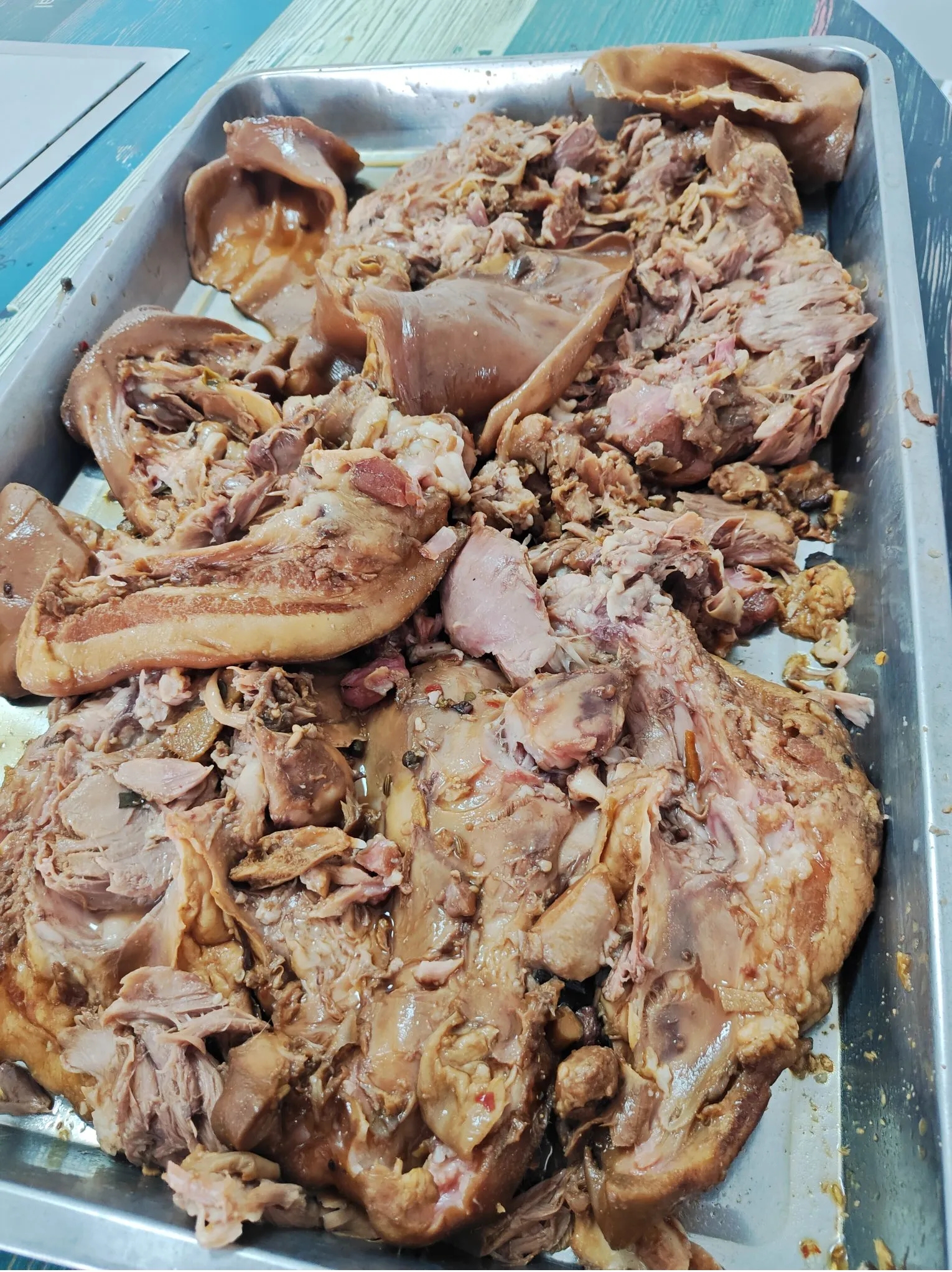 不开心,第一次烀猪头肉,感觉失败了呢?为什么会碎了呢?是火太大了吗?