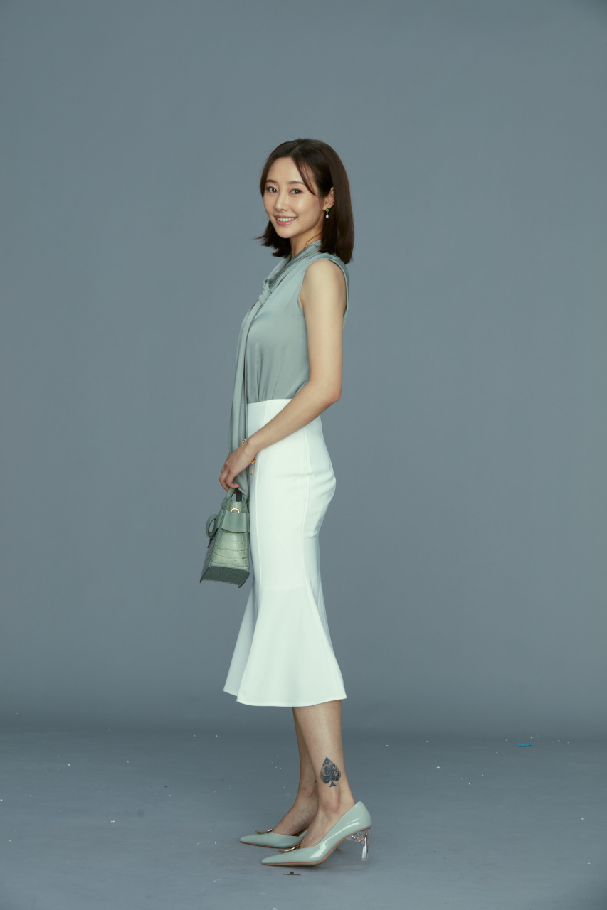 李纯早期写真花絮 脚腕处纹的黑桃是亮点 #李纯