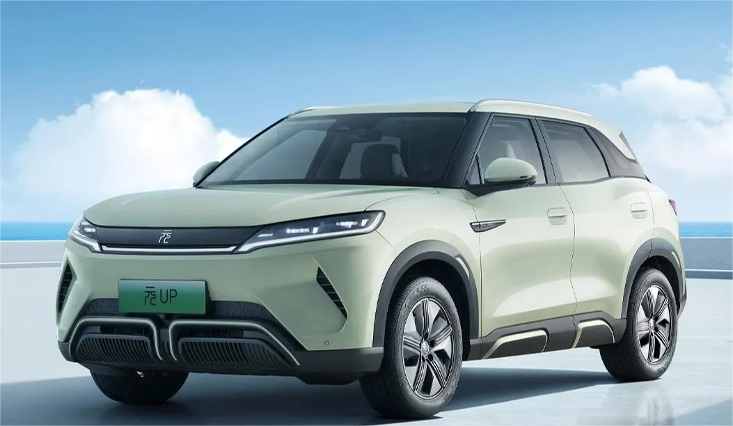 新能源汽车行业处于黄金时期,2024新能源汽车领域招聘需求增三成