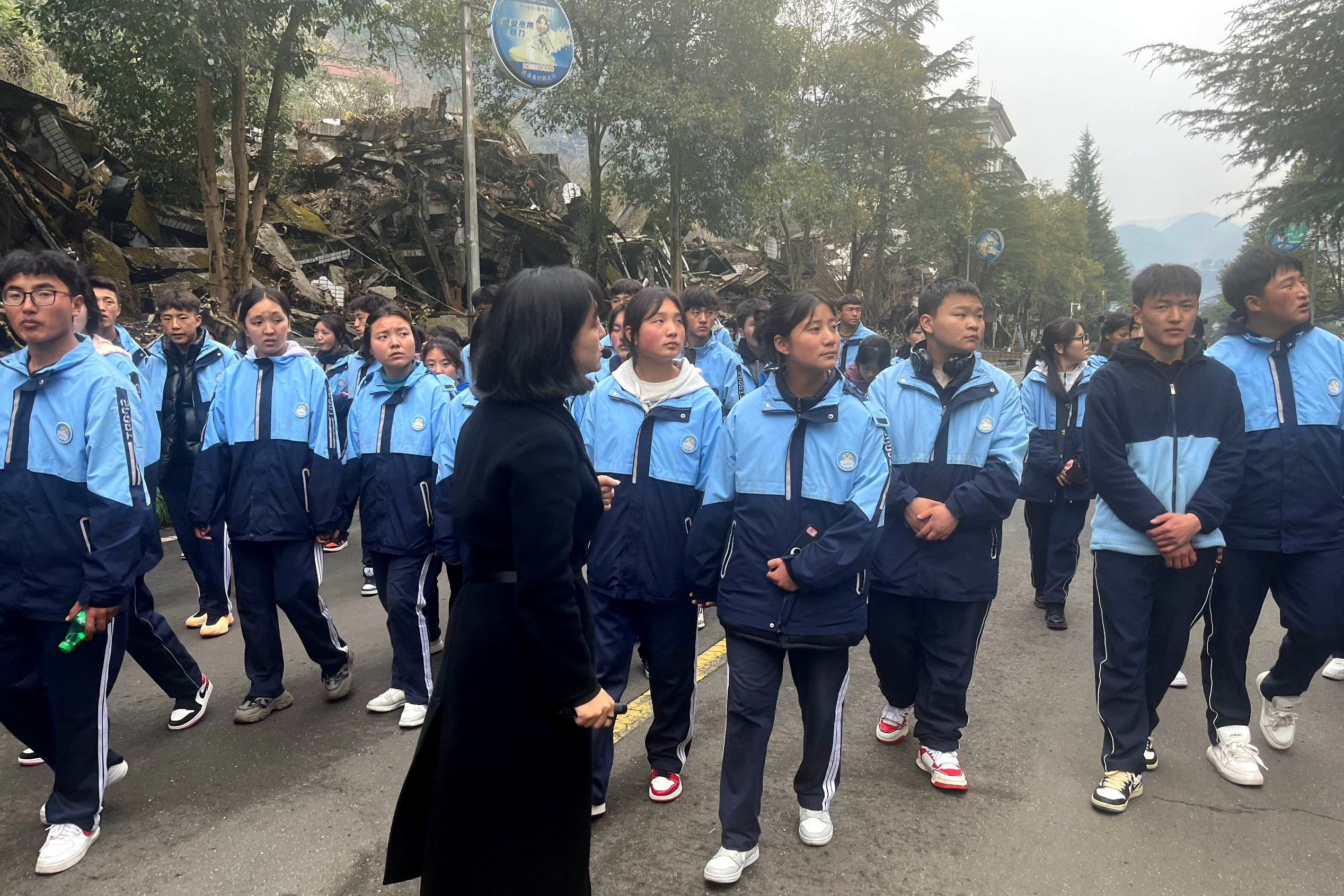 北川羌族自治县七一职业中学师生清明走进地震遗址缅怀英烈,感受