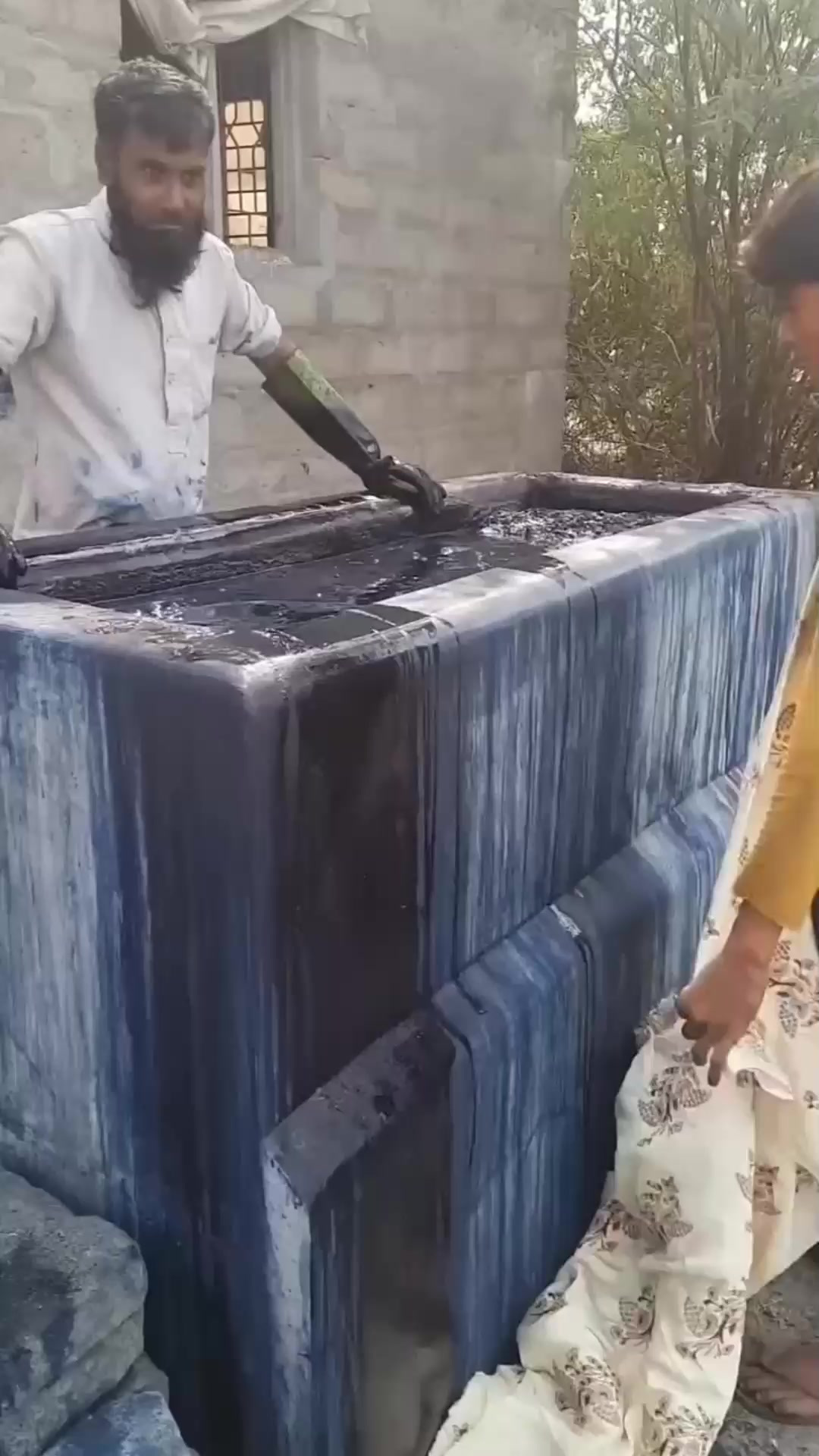 手工染色过程,好好的白布,怎么染黑了啊