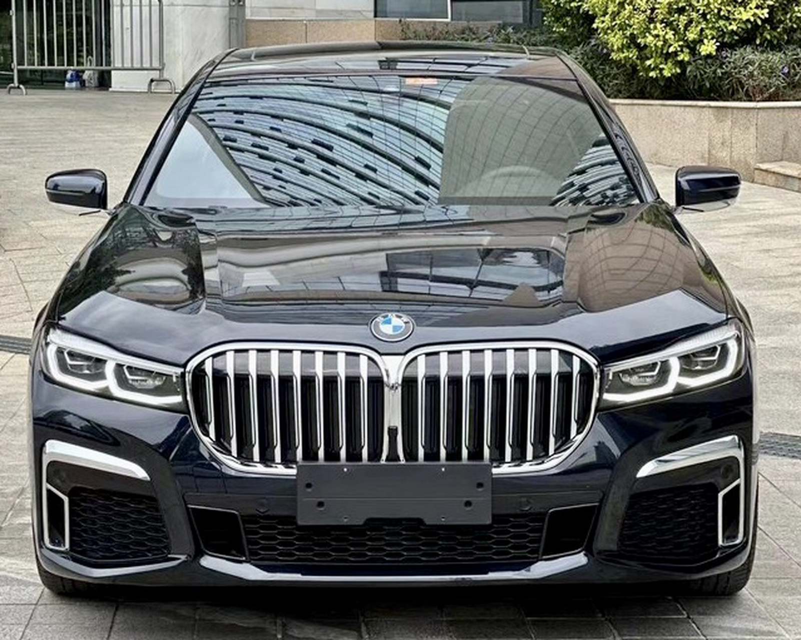 看看2022款的宝马7系,再看看大换代的宝马7系