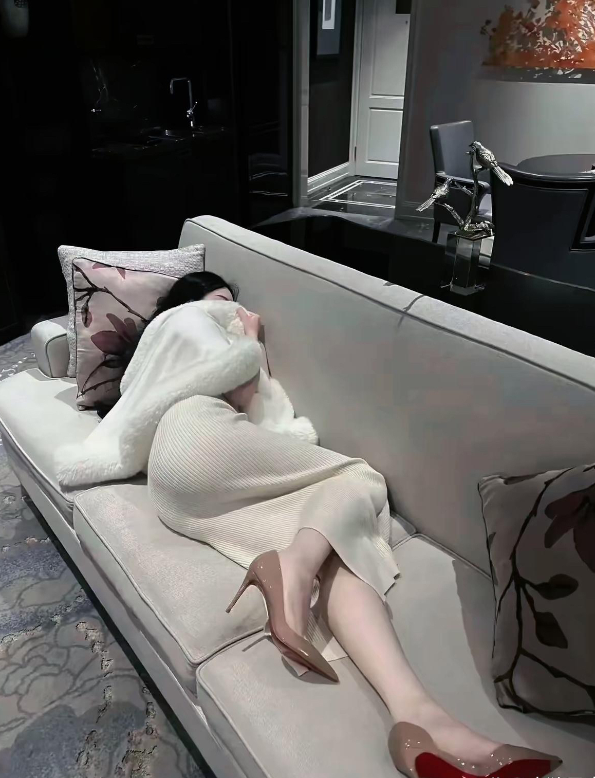 我弟发微信给我,跟我说她老婆的闺蜜来家里倒头就