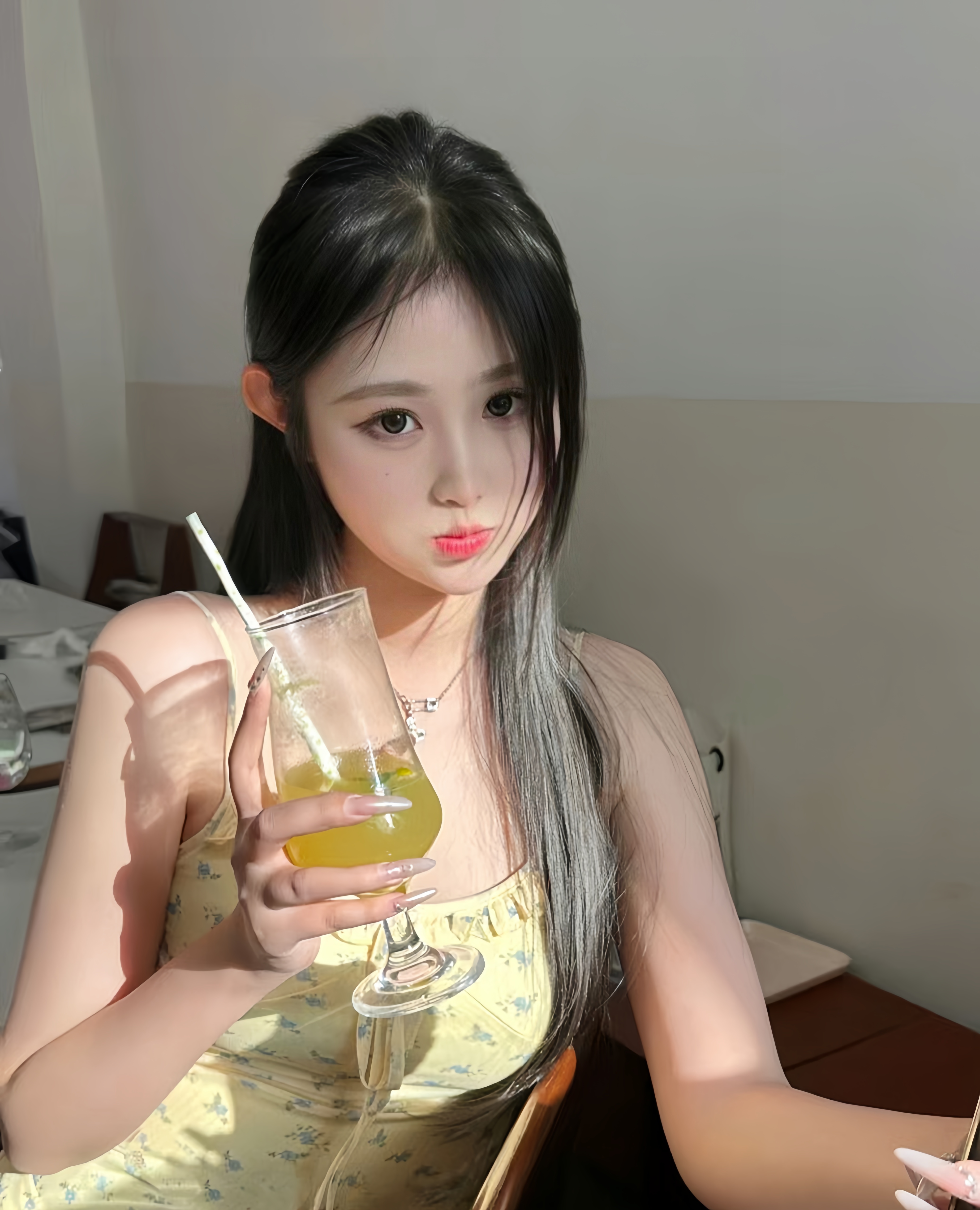 下午快乐时光到了喝果汁的小妹妹身穿吊带黄色小雏菊连衣裙真的很