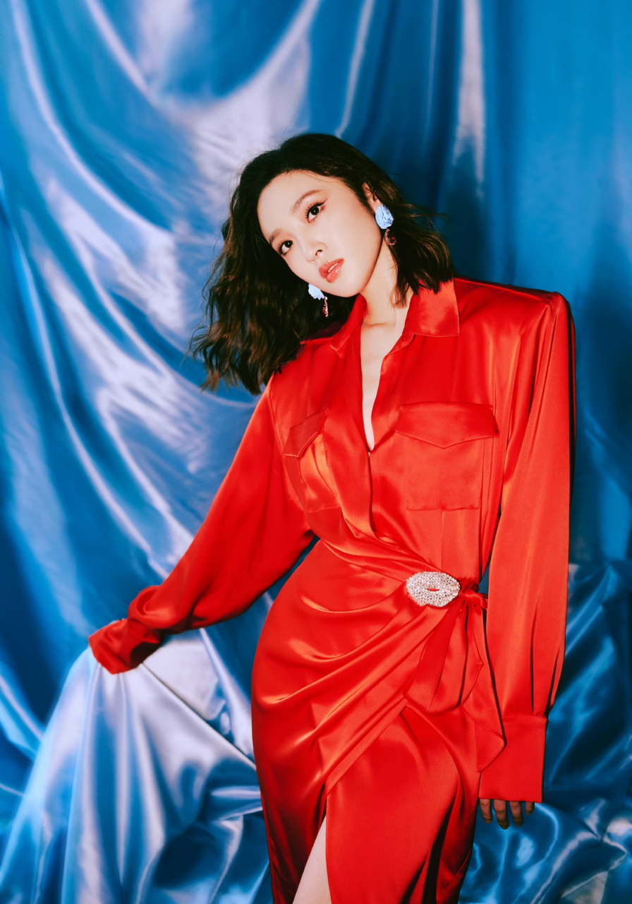 唐艺昕穿红裙好漂亮,精致时髦,美艳动人!