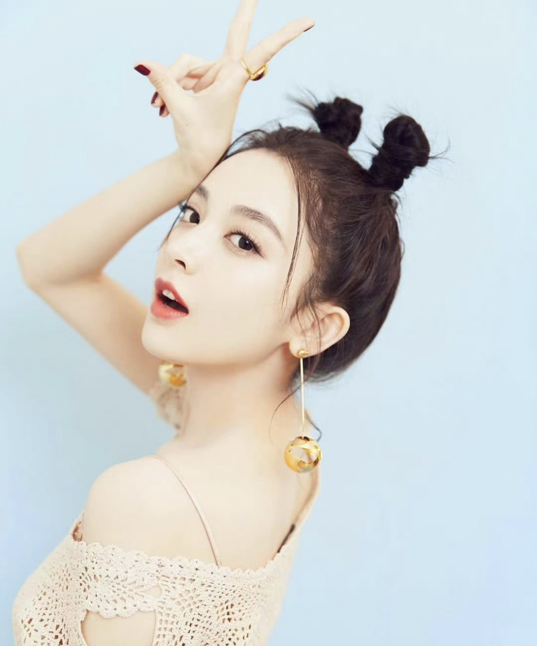 古力娜扎俏皮可爱