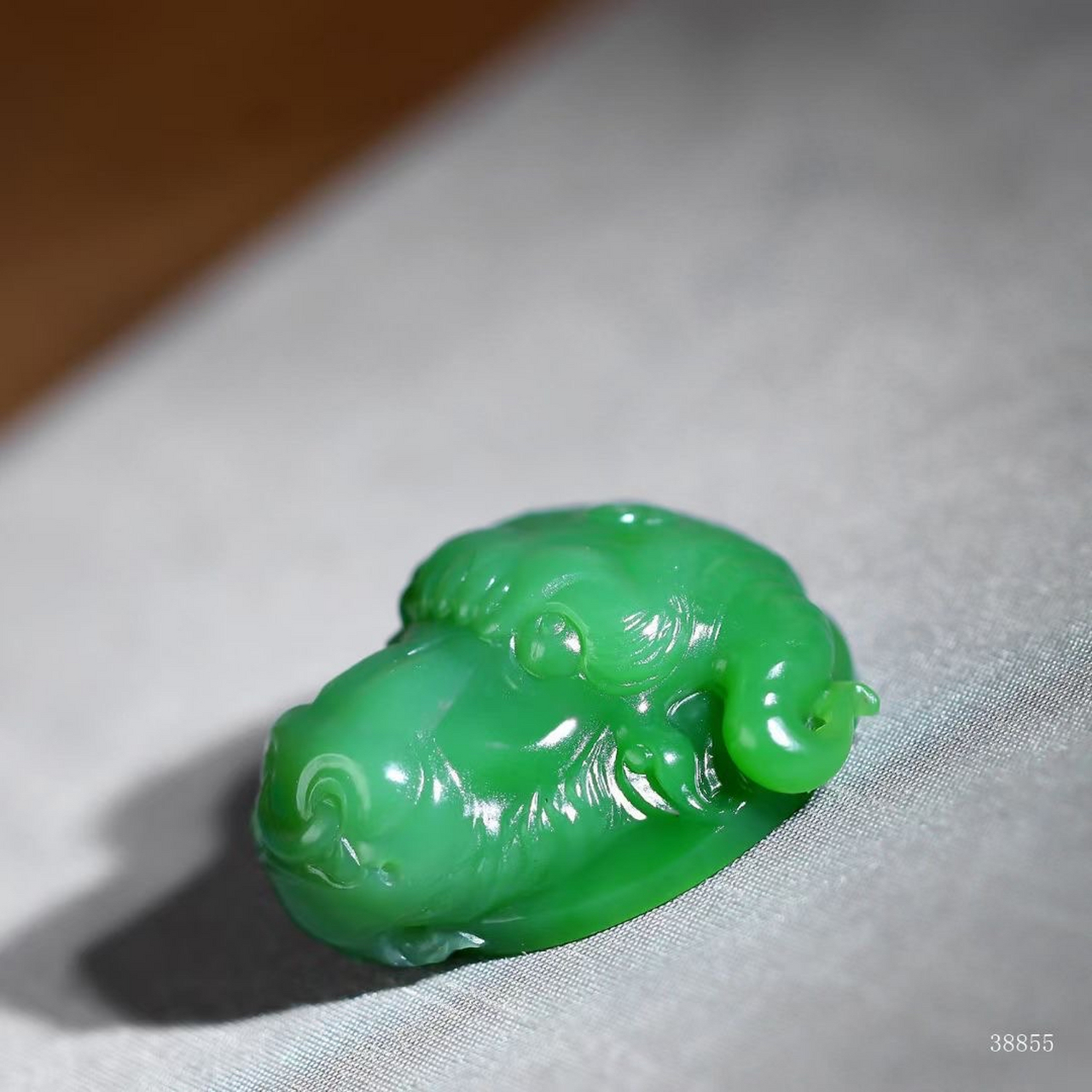 【扭转乾坤】和田玉碧玉正阳绿,色泽浓郁,碧色怡人,手感温润.