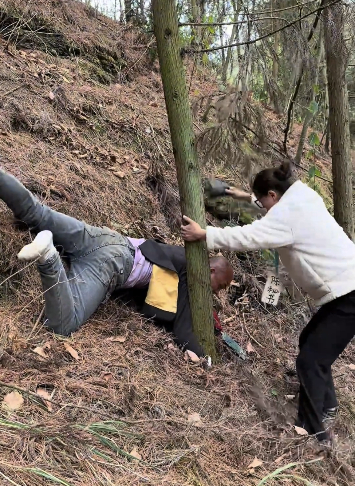 叫你们给村民送个生活物资怎么把自己搞得这么狼狈不堪呢你们是在和