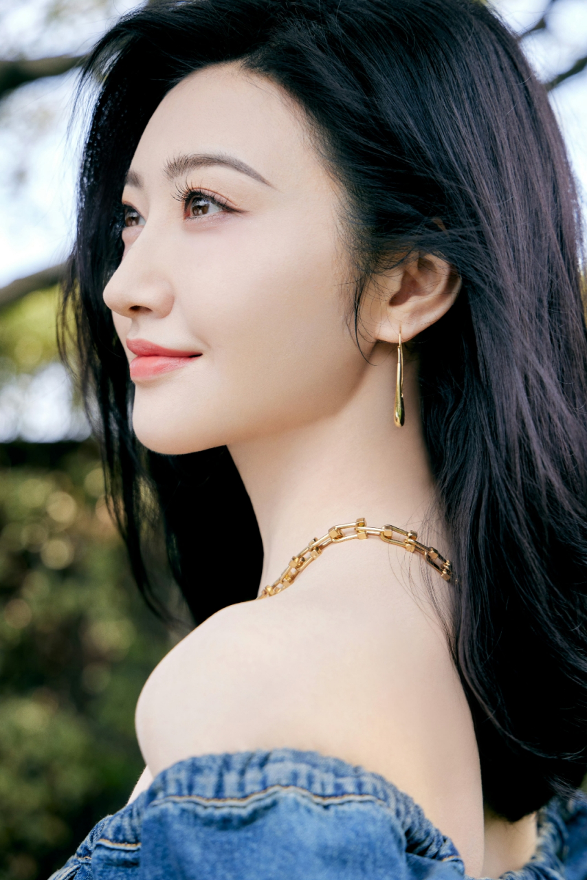 景甜绝美外景写真曝光,牛仔抹胸裙演绎性感魅力,香肩微露婀娜撩人.