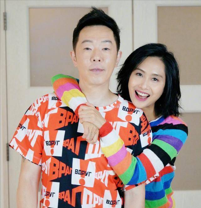朱茵为丈夫黄贯中庆生,女儿正面照曝光,继承妈妈的美貌和魅力