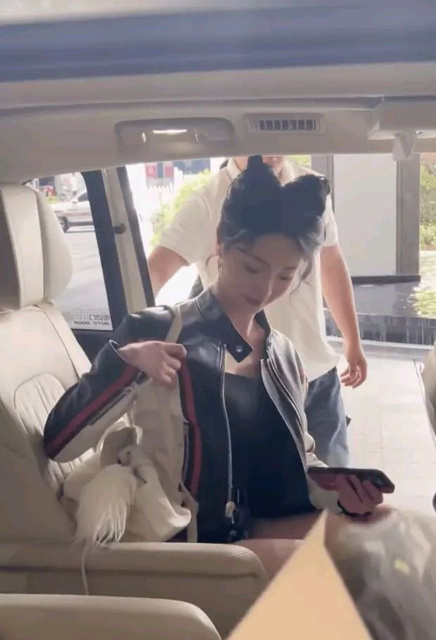 周洁琼穿皮衣短裤搭帆布鞋 扎双丸子头似小猫咪