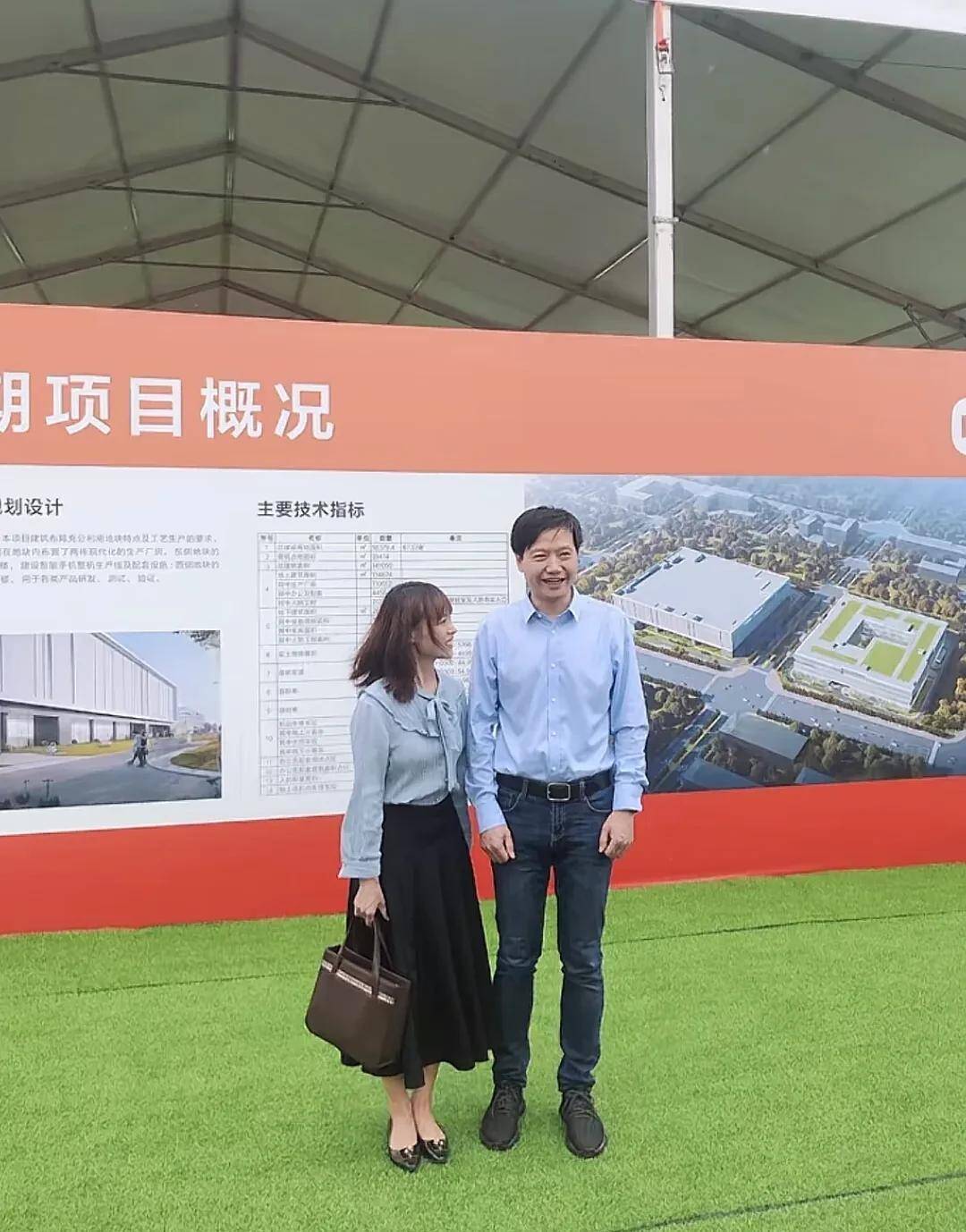 这天跑到小米智能工厂二期的工地上顺便跟一位美女咔嚓来了一张合影