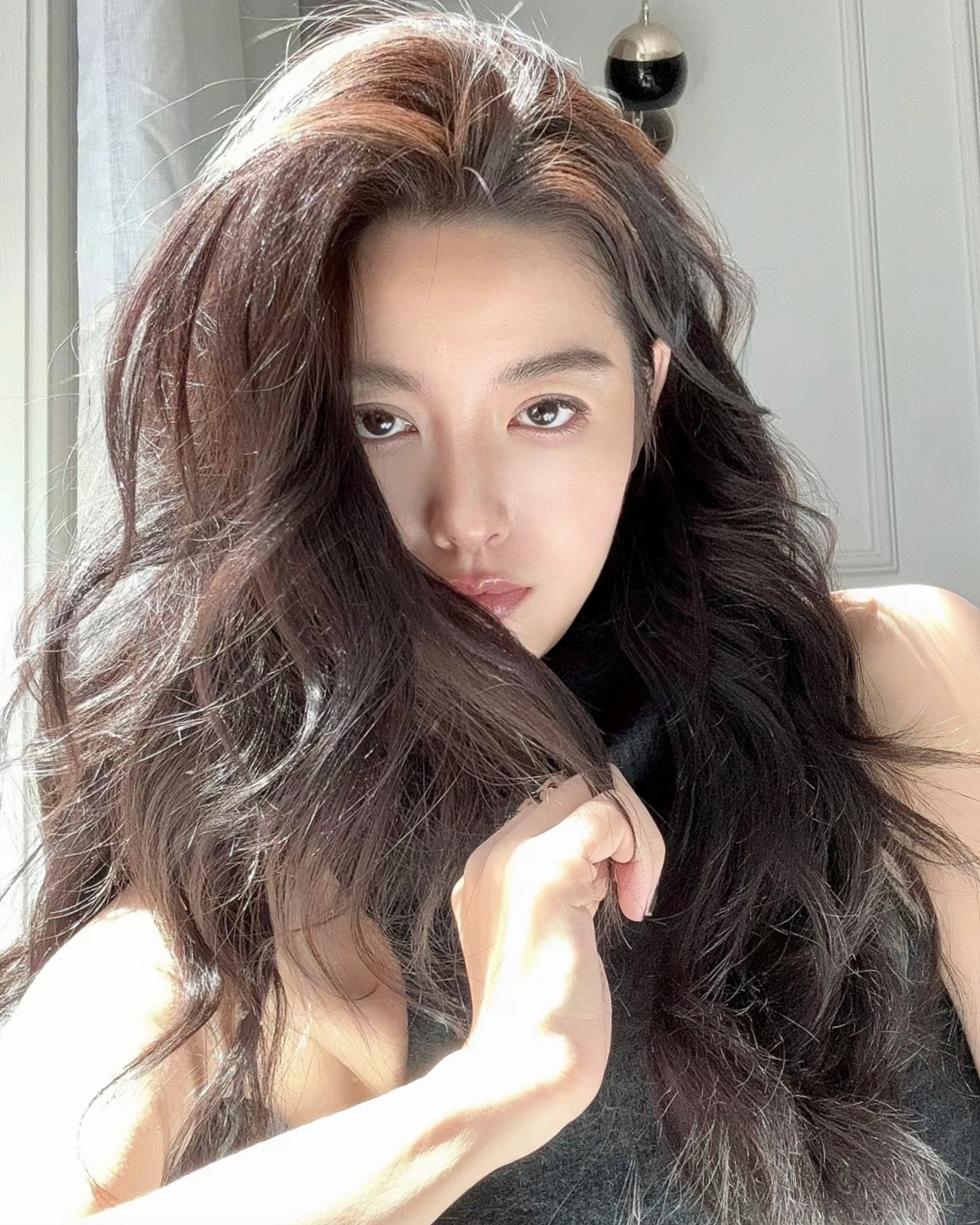 长波浪美女居家自拍,眼神表情迷离扑朔,这是她拍的清冷感系列照,她说