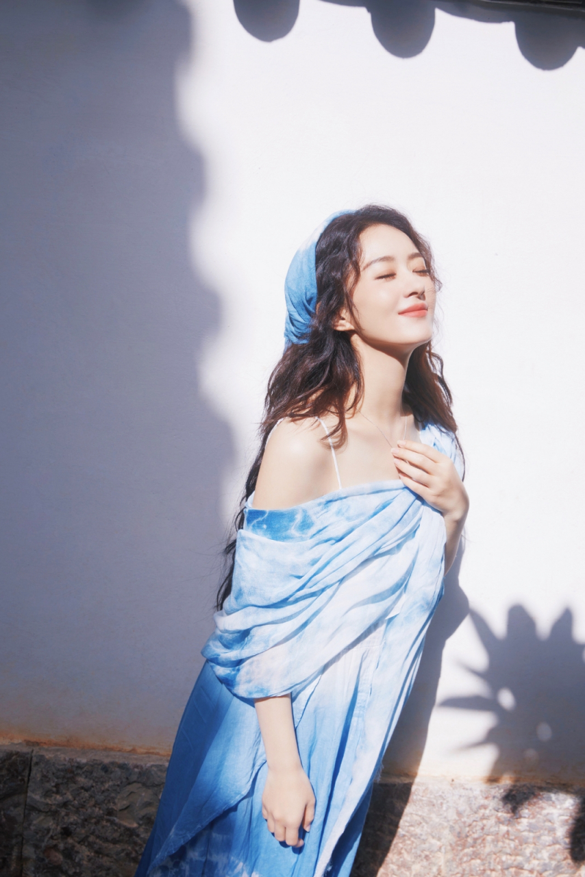 赵丽颖蓝色扎染吊带裙写真,裙摆飘扬,宛如仙子翩翩起舞,美不胜收!