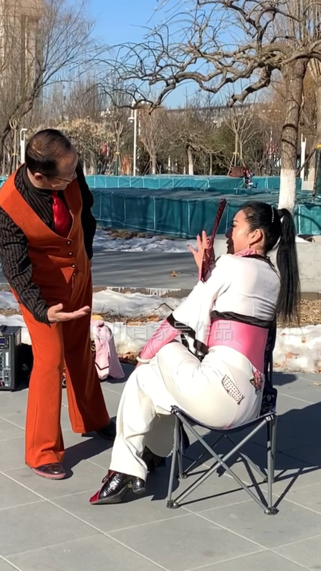 大叔请媚娘跳舞很有绅士风度-度小视