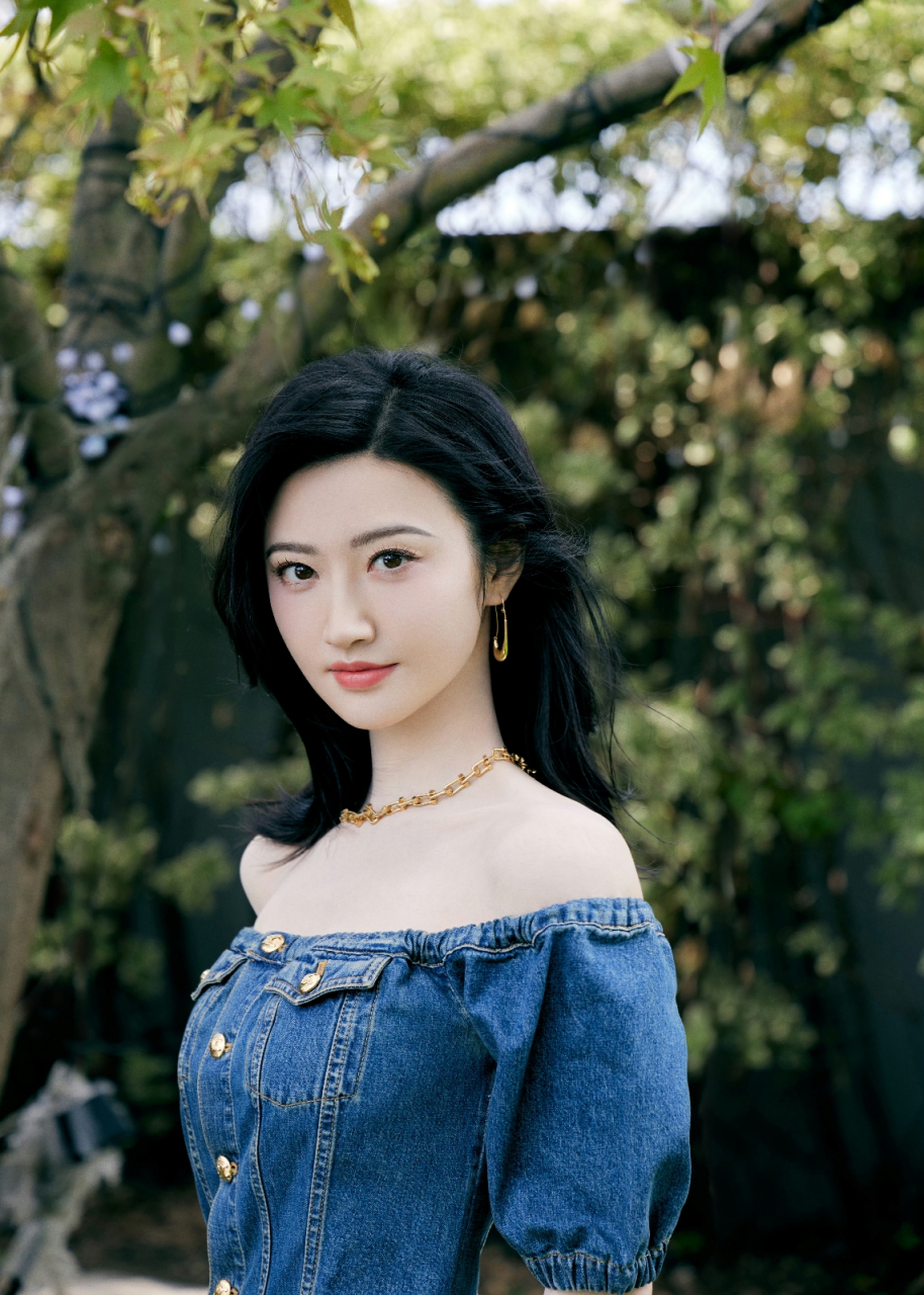 景甜绝美外景写真曝光,牛仔抹胸裙演绎性感魅力,香肩微露婀娜撩人.