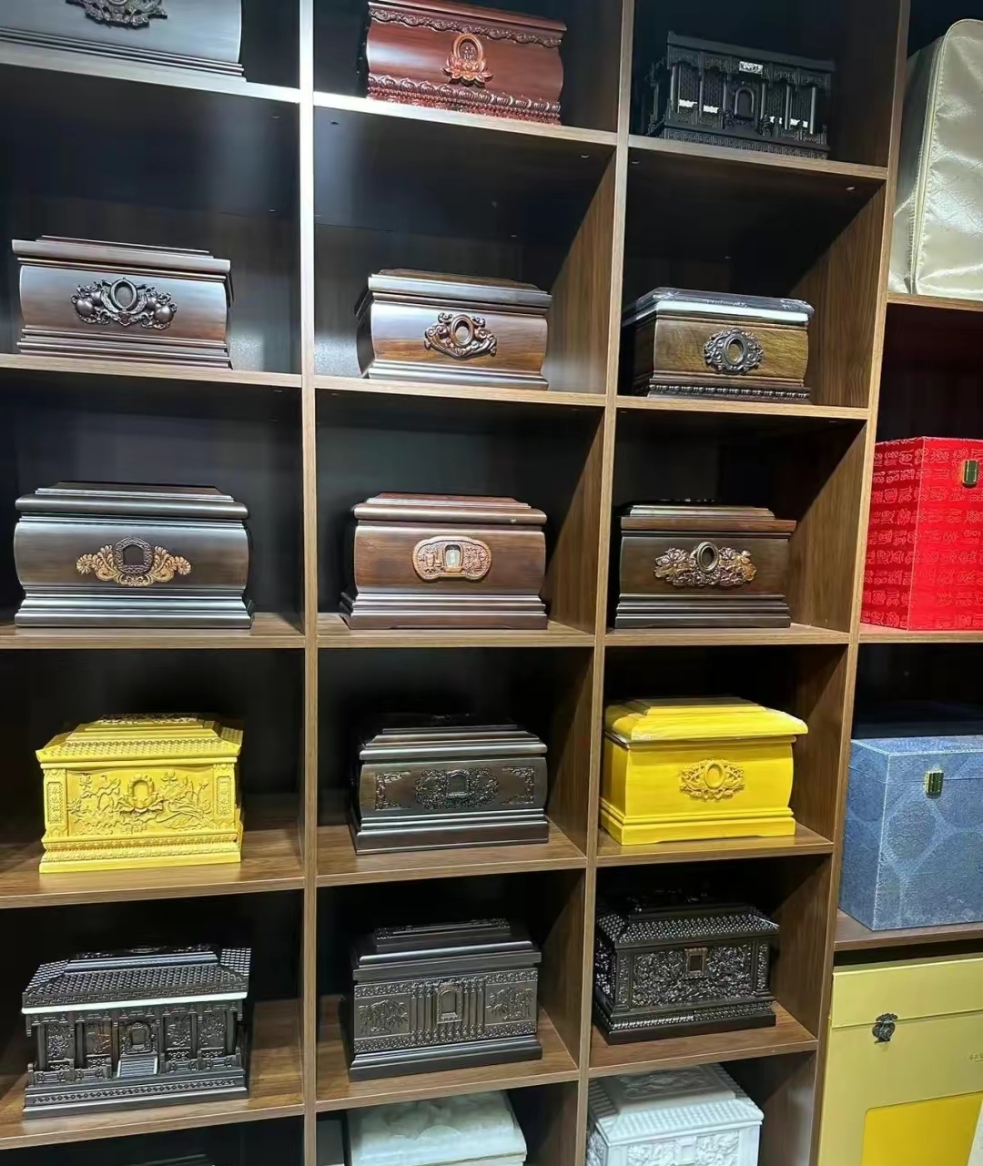 哎,有个教授去世了,火化的时候,工作人员跟家属说:"骨灰盒有几个档次