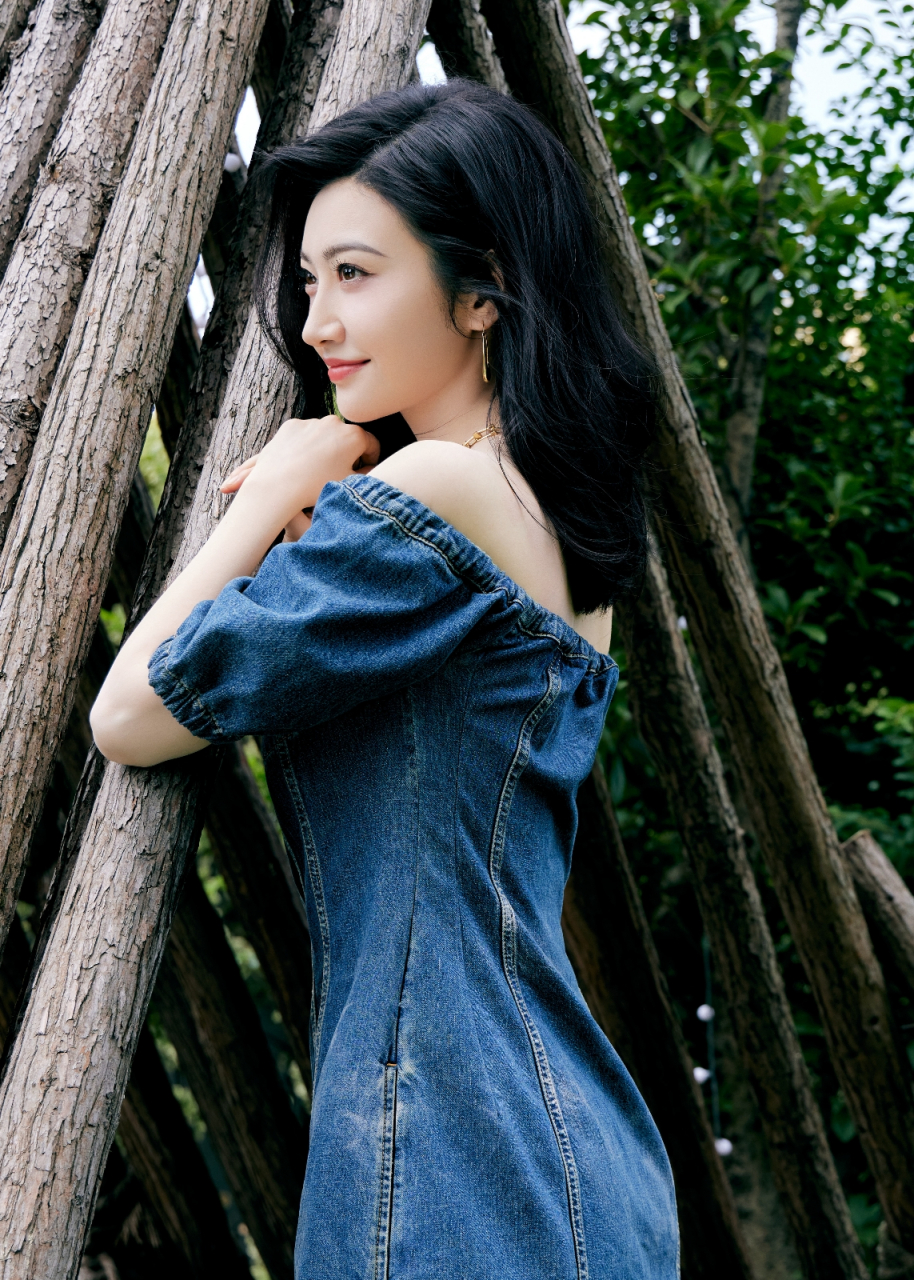 景甜绝美外景写真曝光,牛仔抹胸裙演绎性感魅力,香肩微露婀娜撩人.