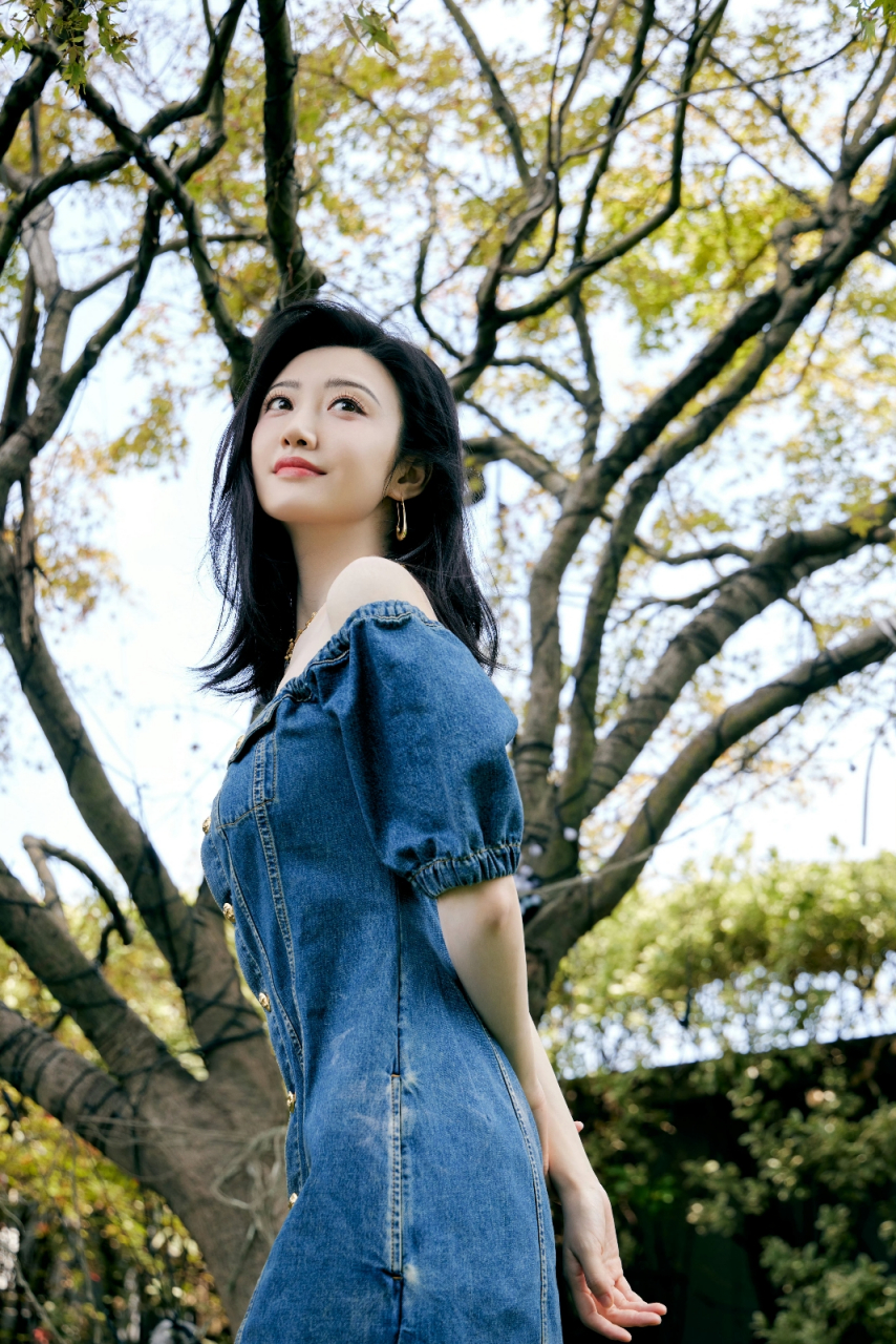 景甜绝美外景写真曝光,牛仔抹胸裙演绎性感魅力,香肩微露婀娜撩人.