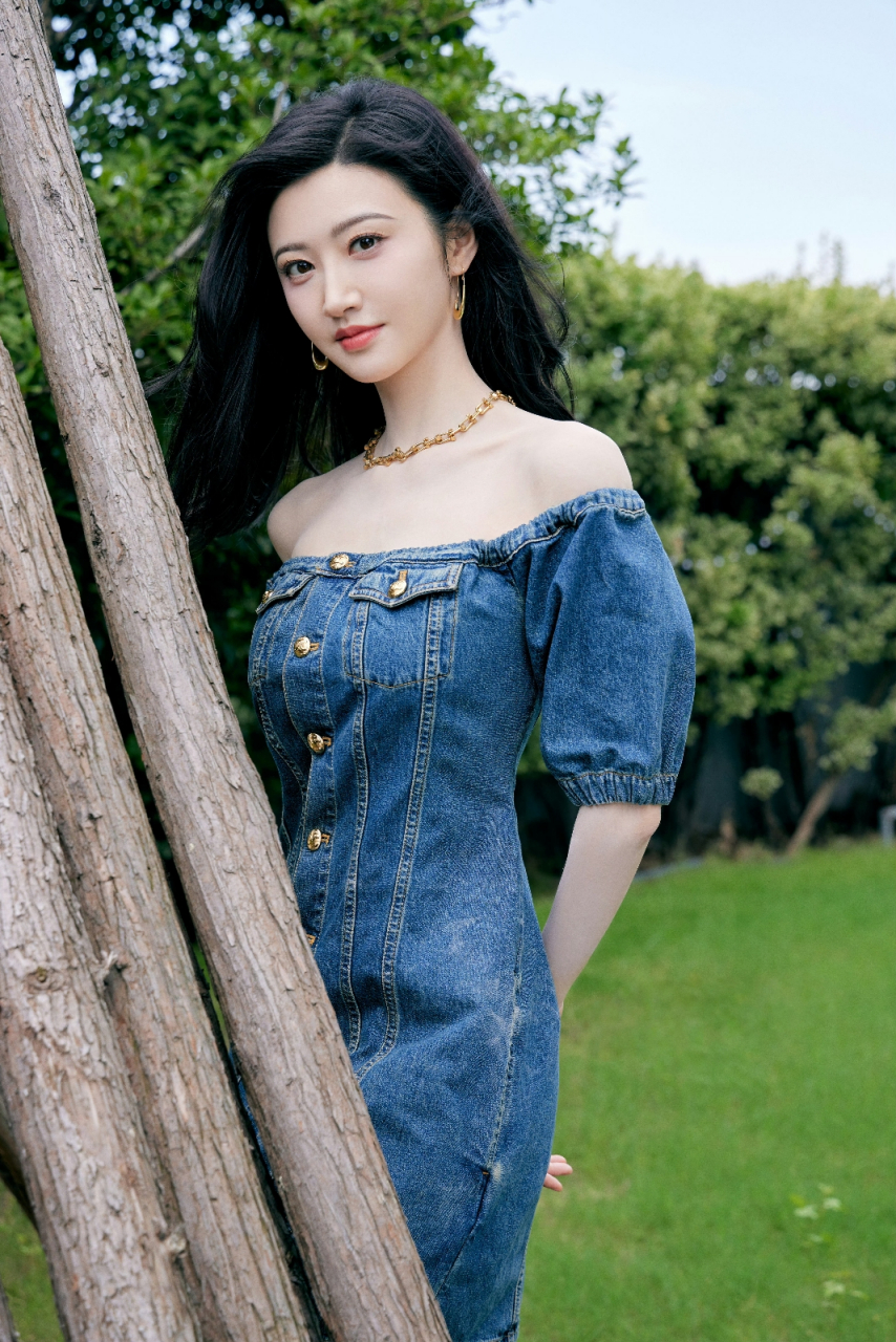 景甜绝美外景写真曝光,牛仔抹胸裙演绎性感魅力,香肩微露婀娜撩人.