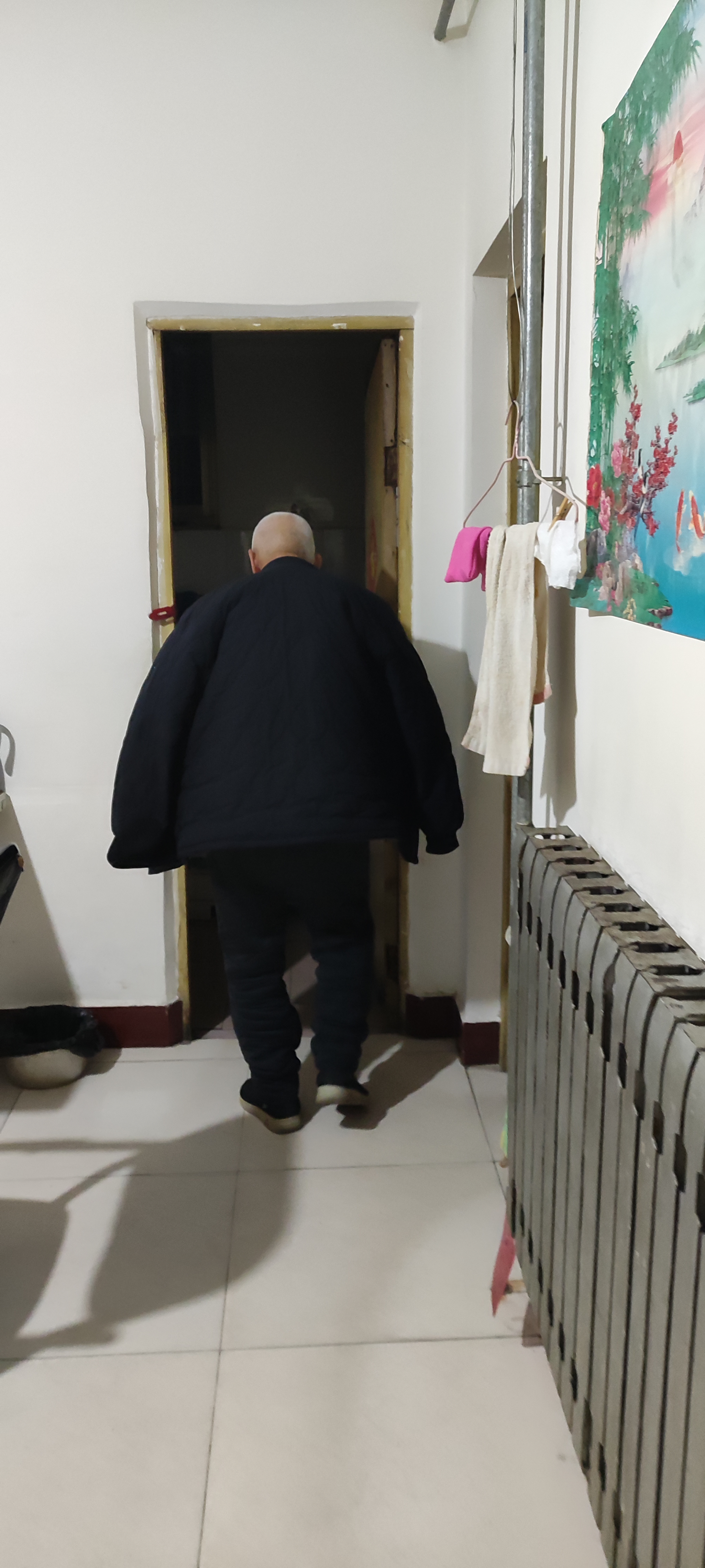 每每看到老父亲的背影,都得感慨岁月的无情,曾经意气风发,步伐矫健