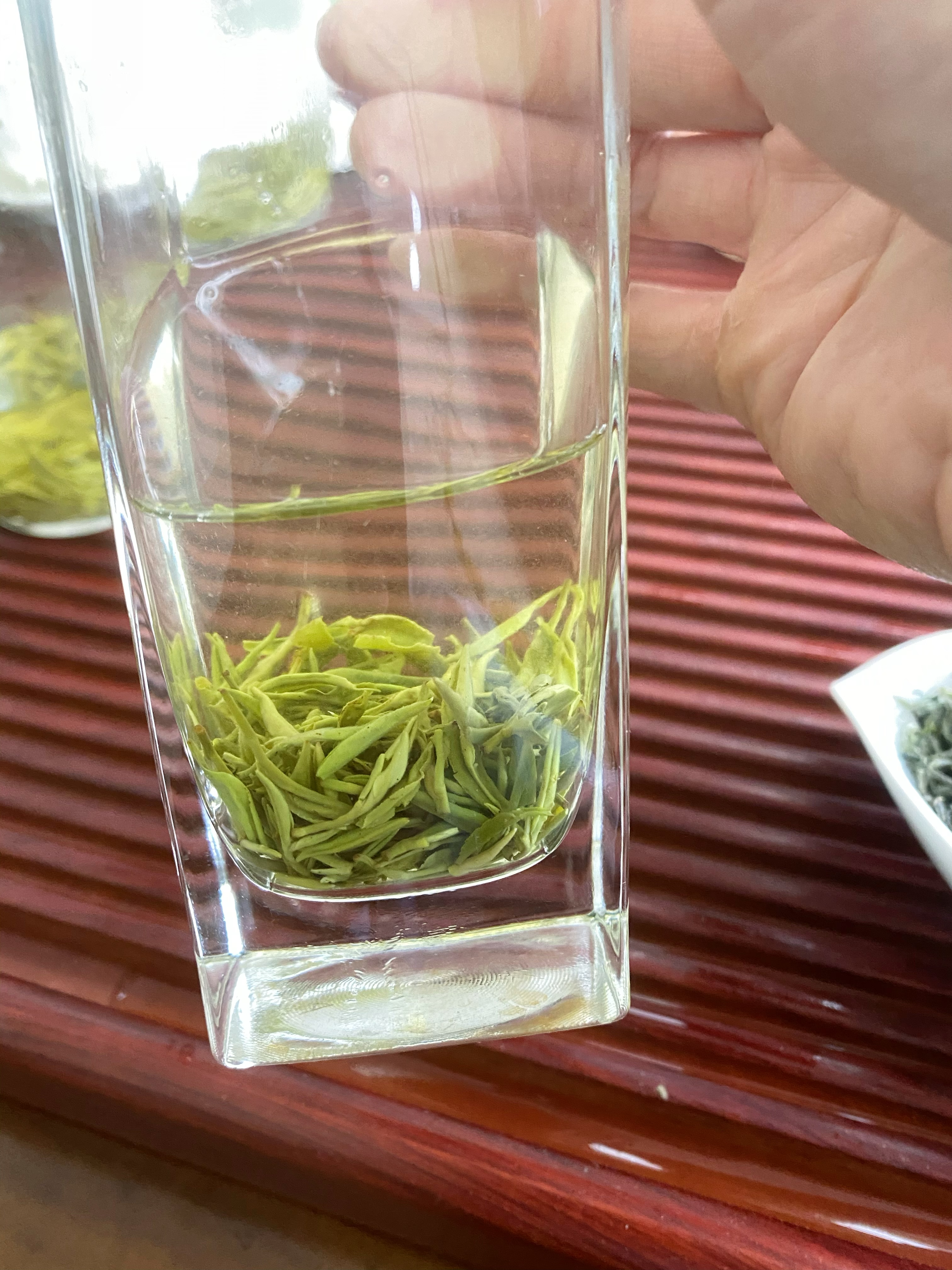 一位来自江西赣州的朋友,让我推荐款新茶,说自己不懂茶,也没有喝茶的