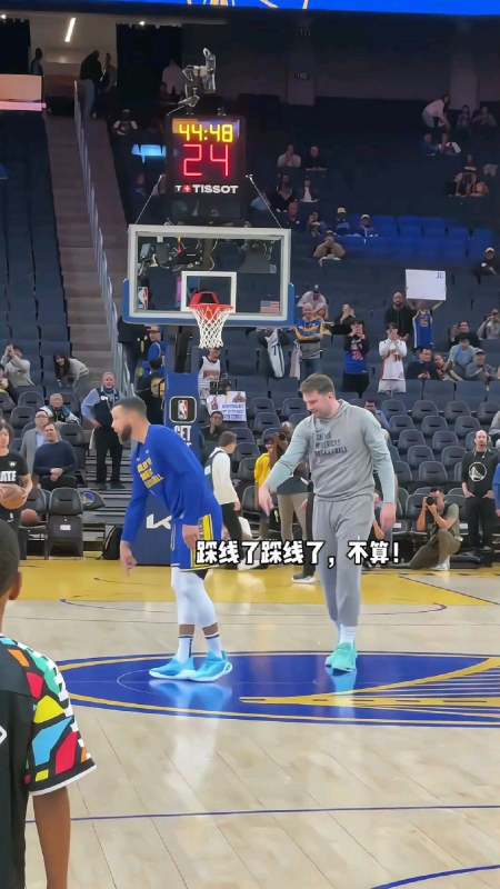 耍赖东契奇与库里比拼半场三分库里命中后被东契奇质疑踩线